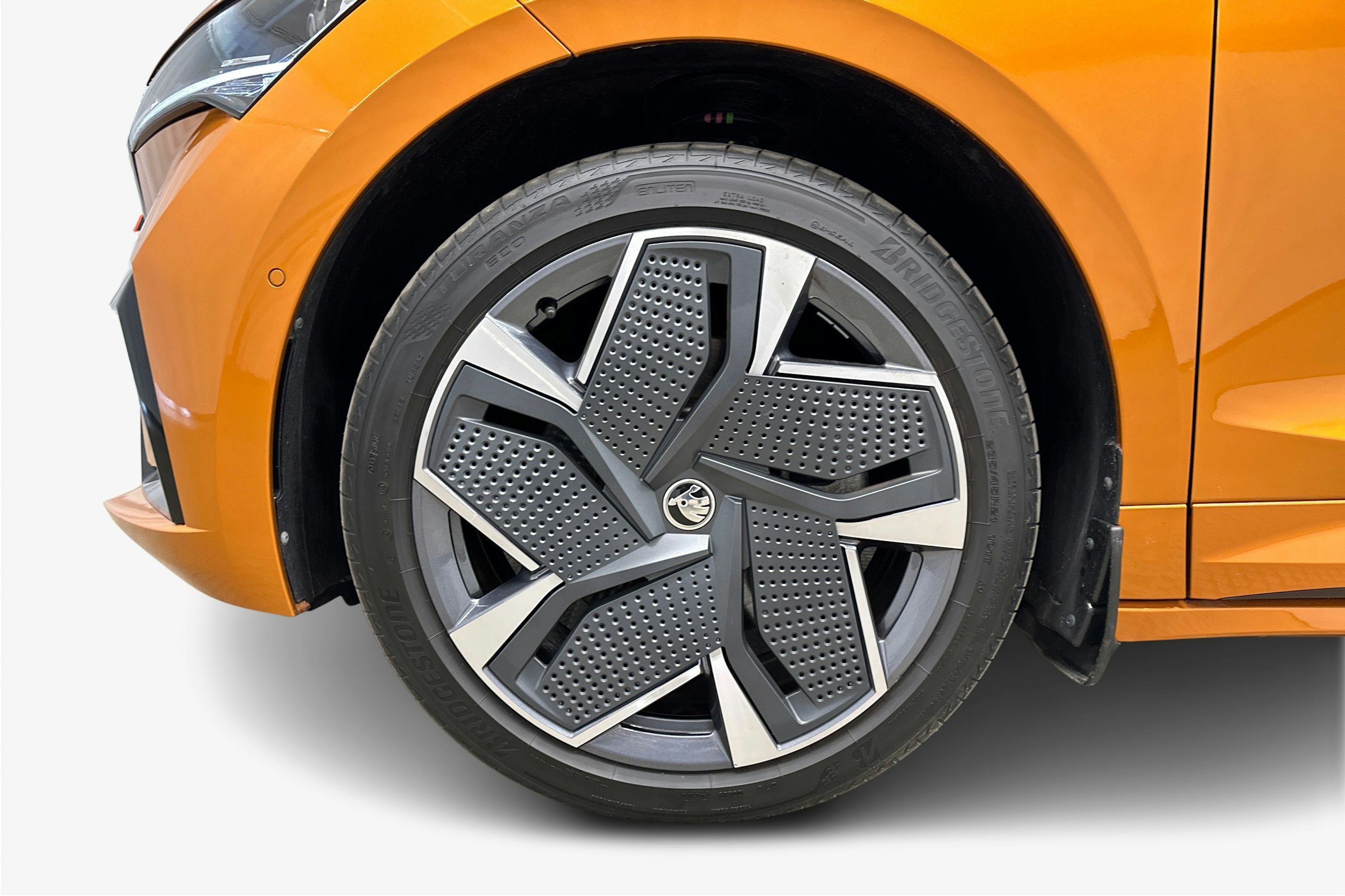 oranssi Skoda Enyaq 2024 kuva 11.