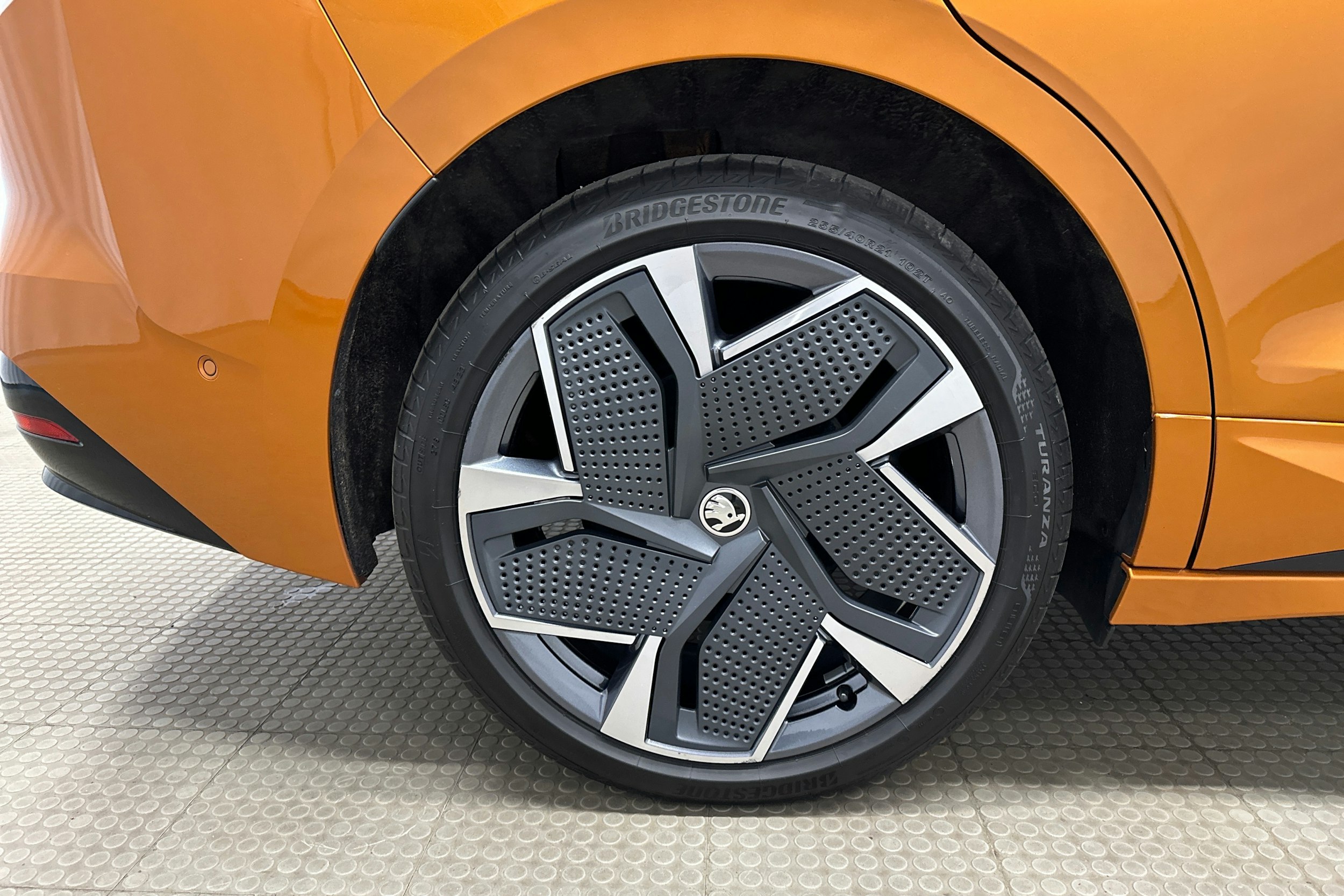 oranssi Skoda Enyaq 2024 kuva 13.