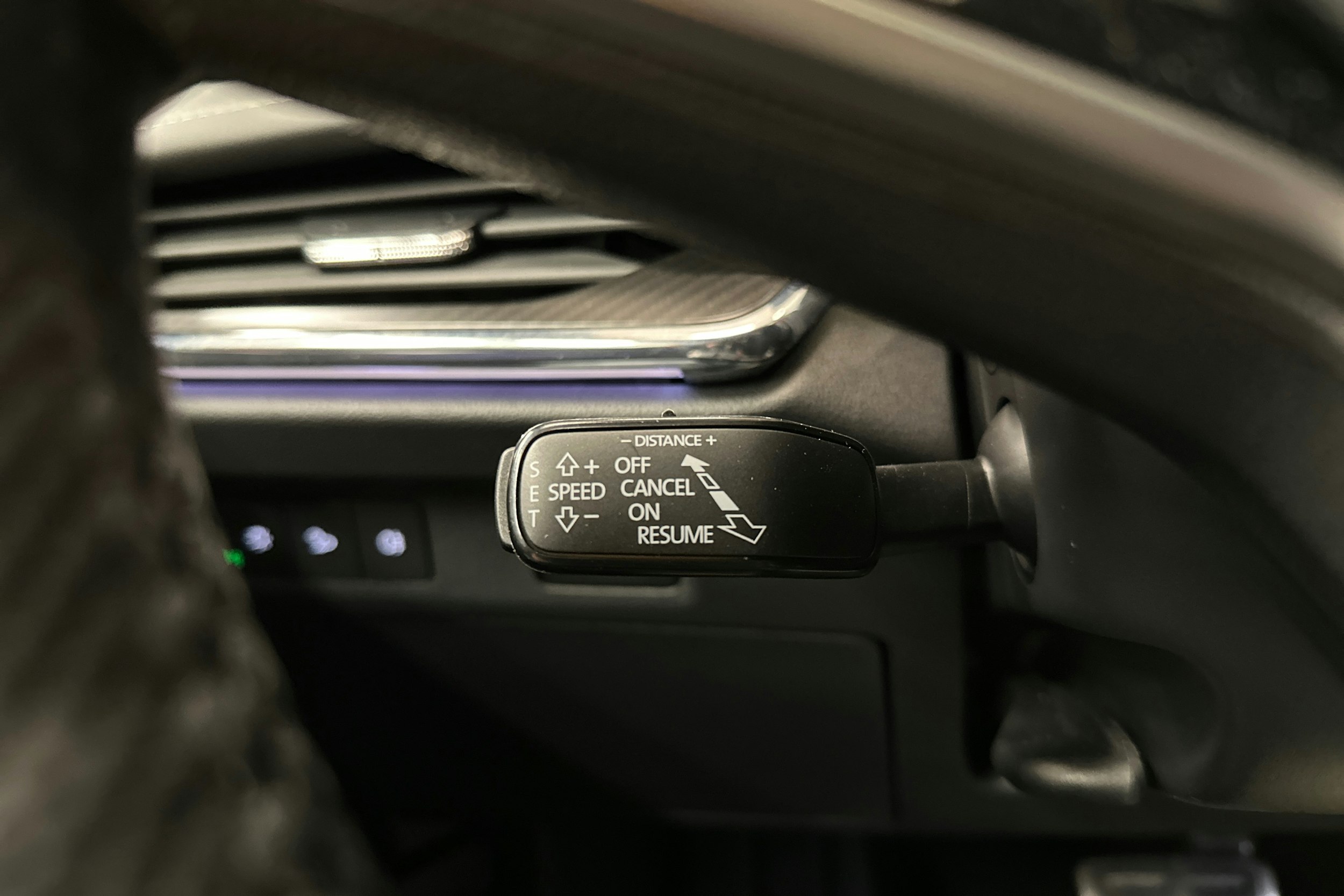 oranssi Skoda Enyaq 2024 kuva 16.