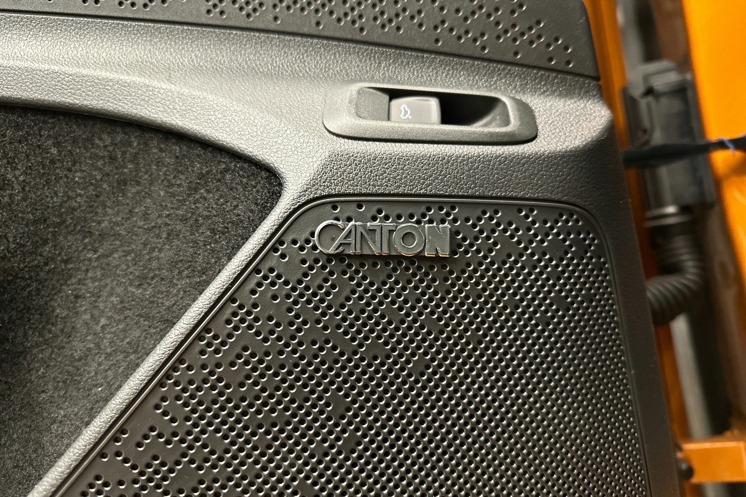 oranssi Skoda Enyaq 2024 kuva 33.