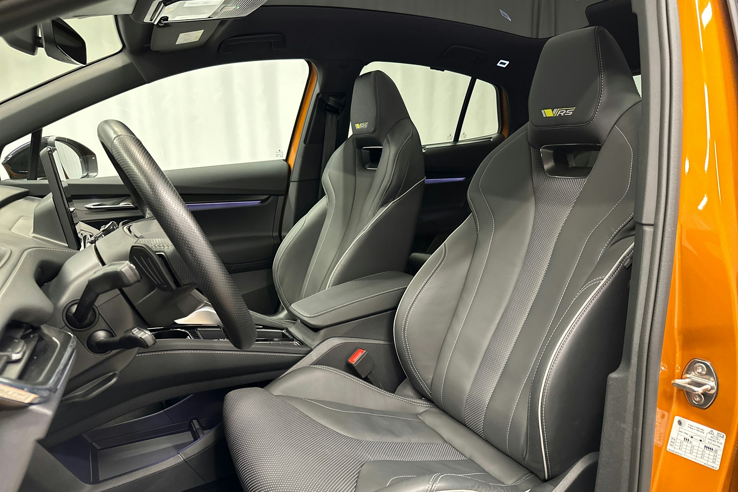 oranssi Skoda Enyaq 2024 kuva 34.