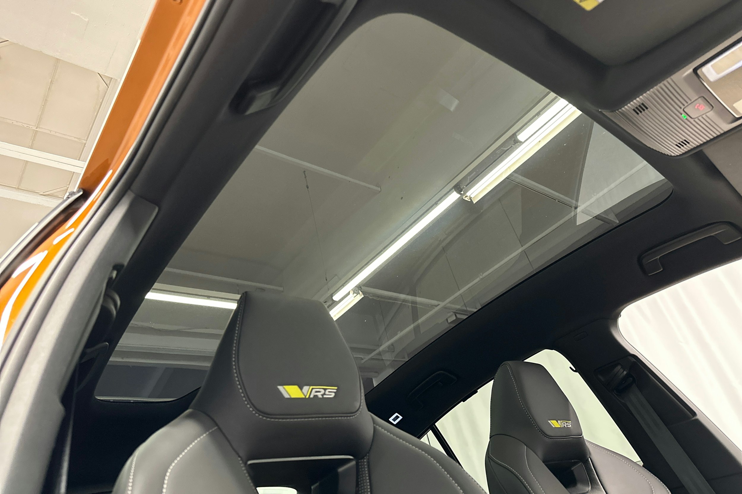 oranssi Skoda Enyaq 2024 kuva 37.
