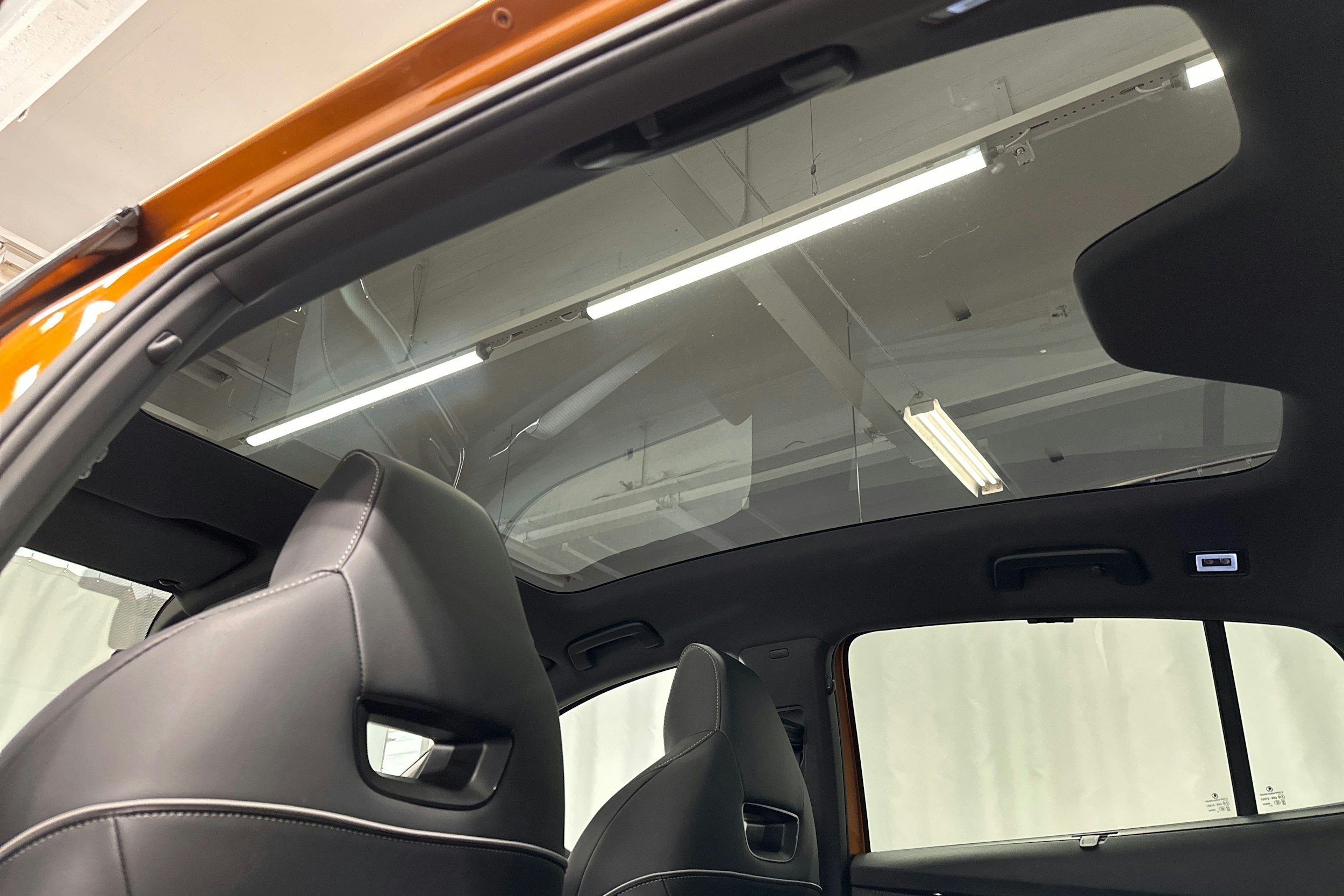 oranssi Skoda Enyaq 2024 kuva 38.