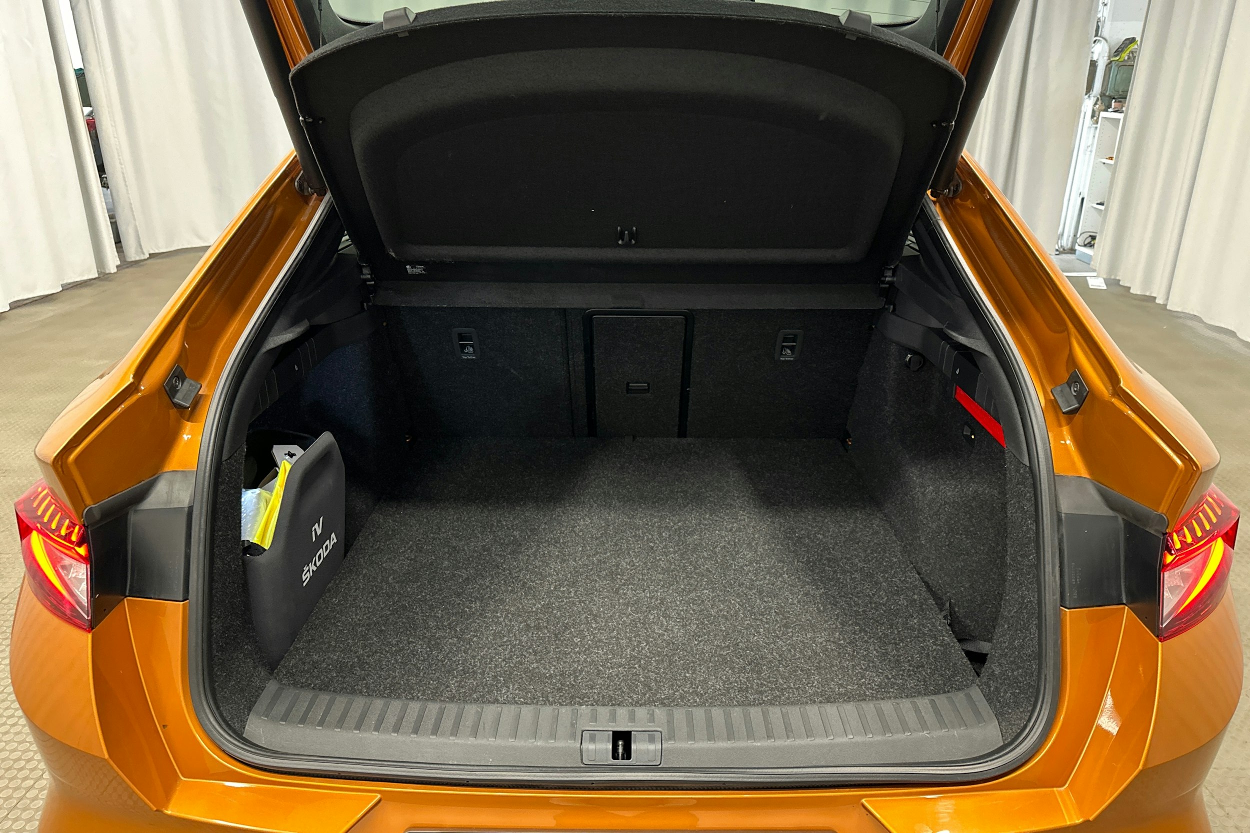 oranssi Skoda Enyaq 2024 kuva 39.