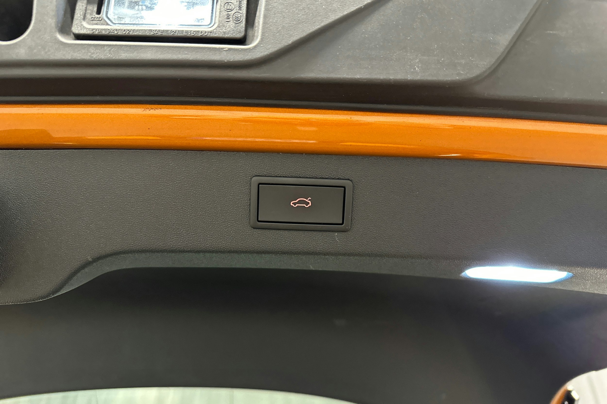 oranssi Skoda Enyaq 2024 kuva 40.