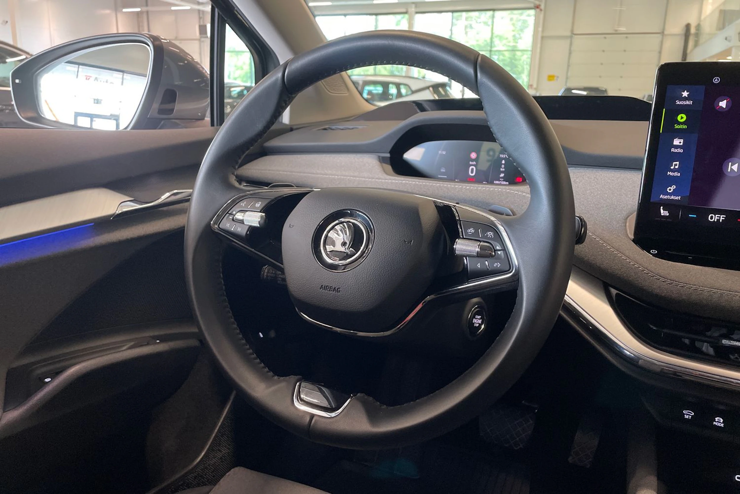 harmaa Skoda Enyaq 2024 kuva 11.