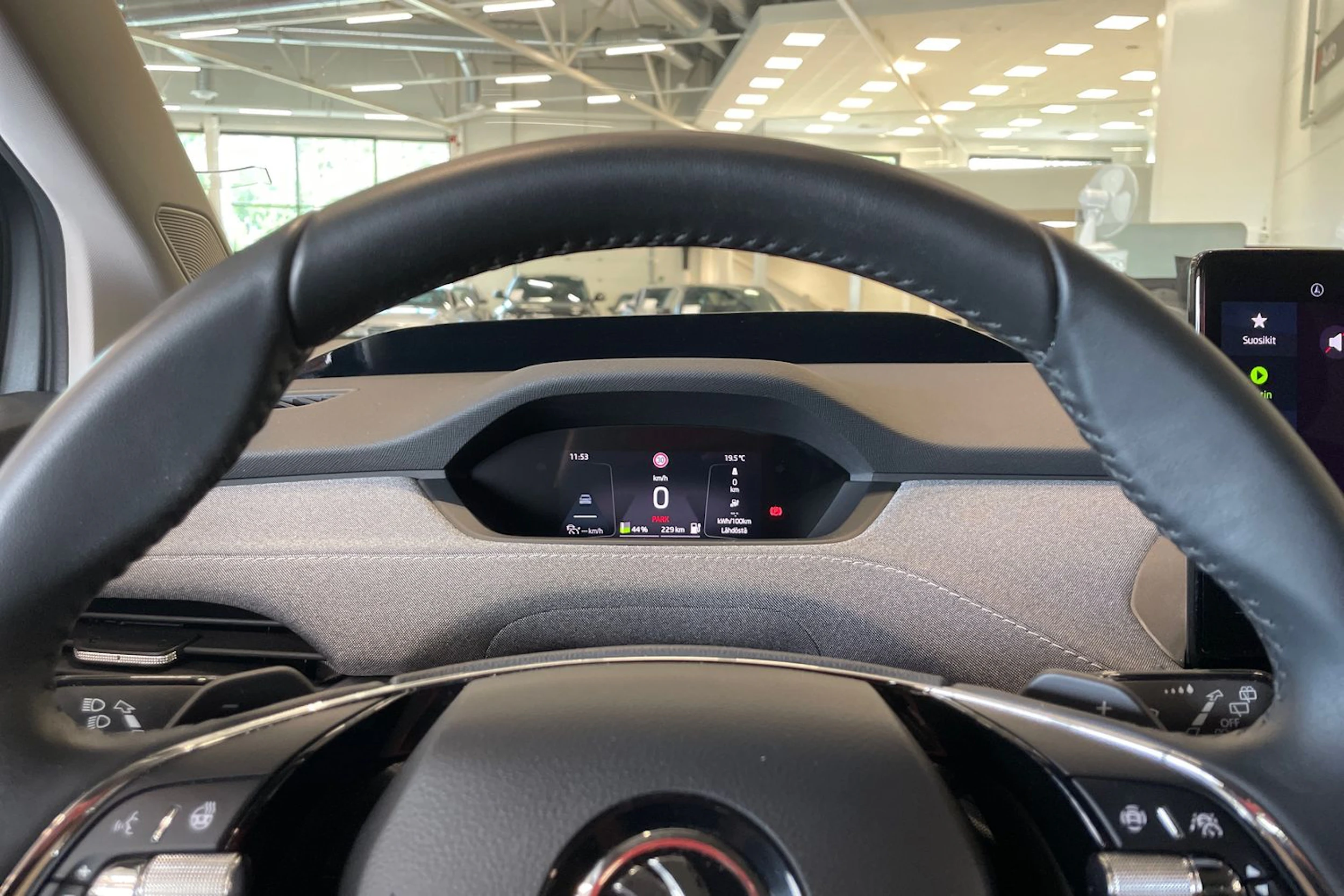 harmaa Skoda Enyaq 2024 kuva 12.