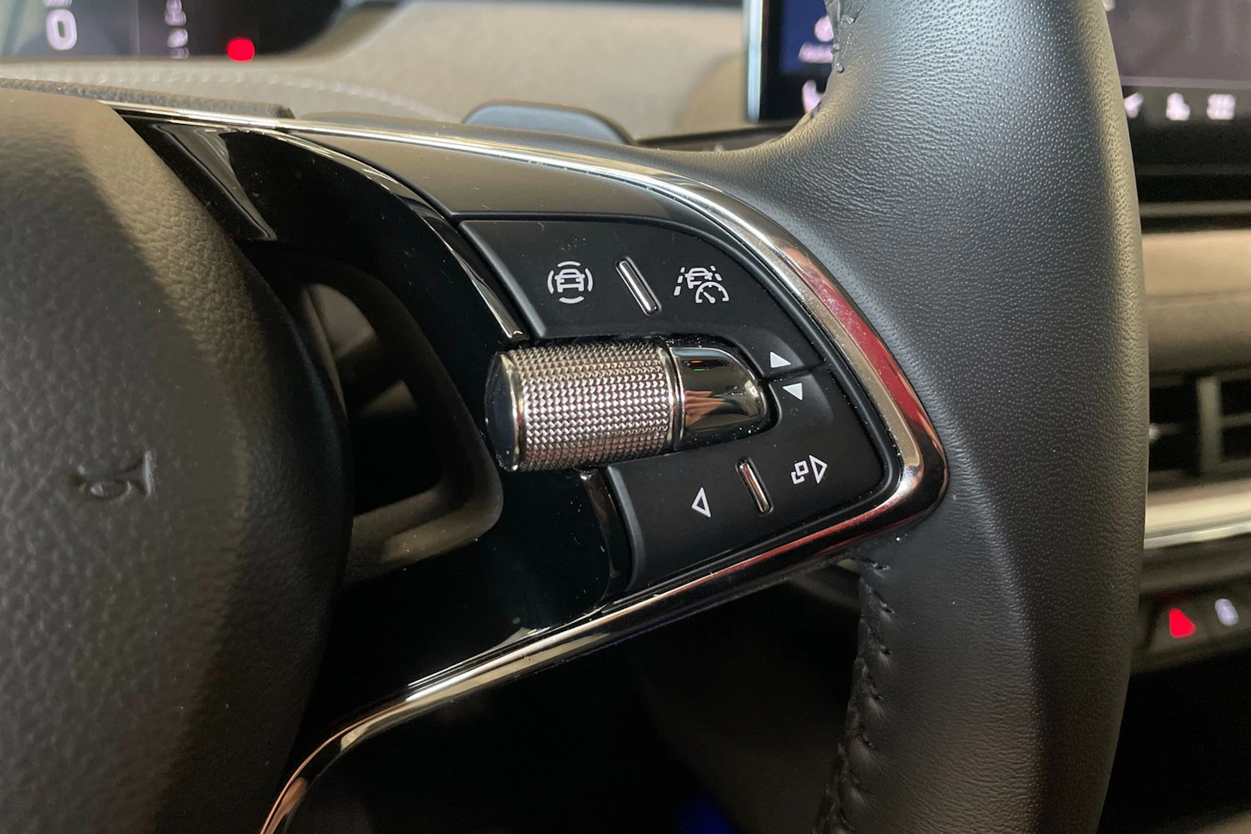 harmaa Skoda Enyaq 2024 kuva 13.