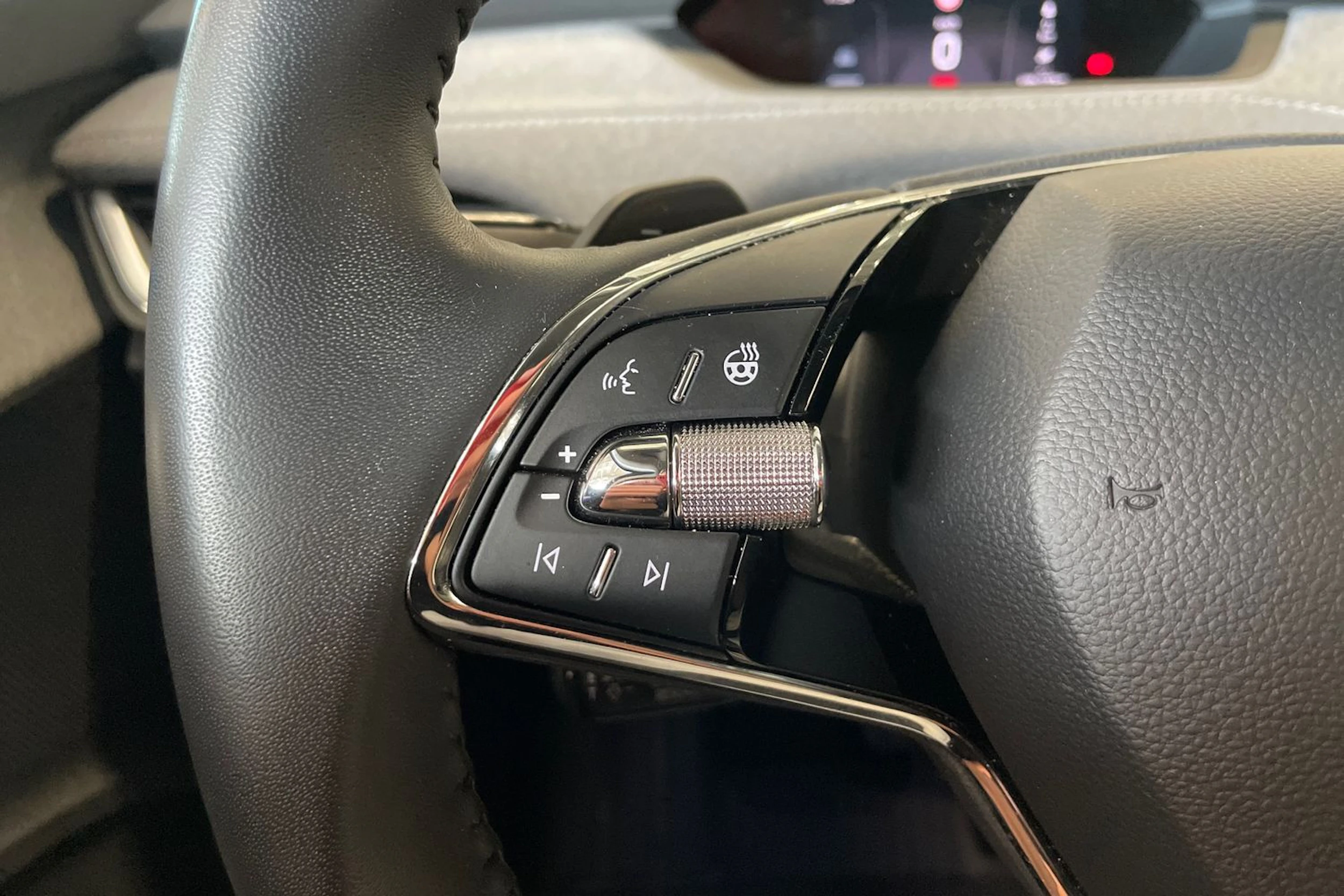 harmaa Skoda Enyaq 2024 kuva 14.