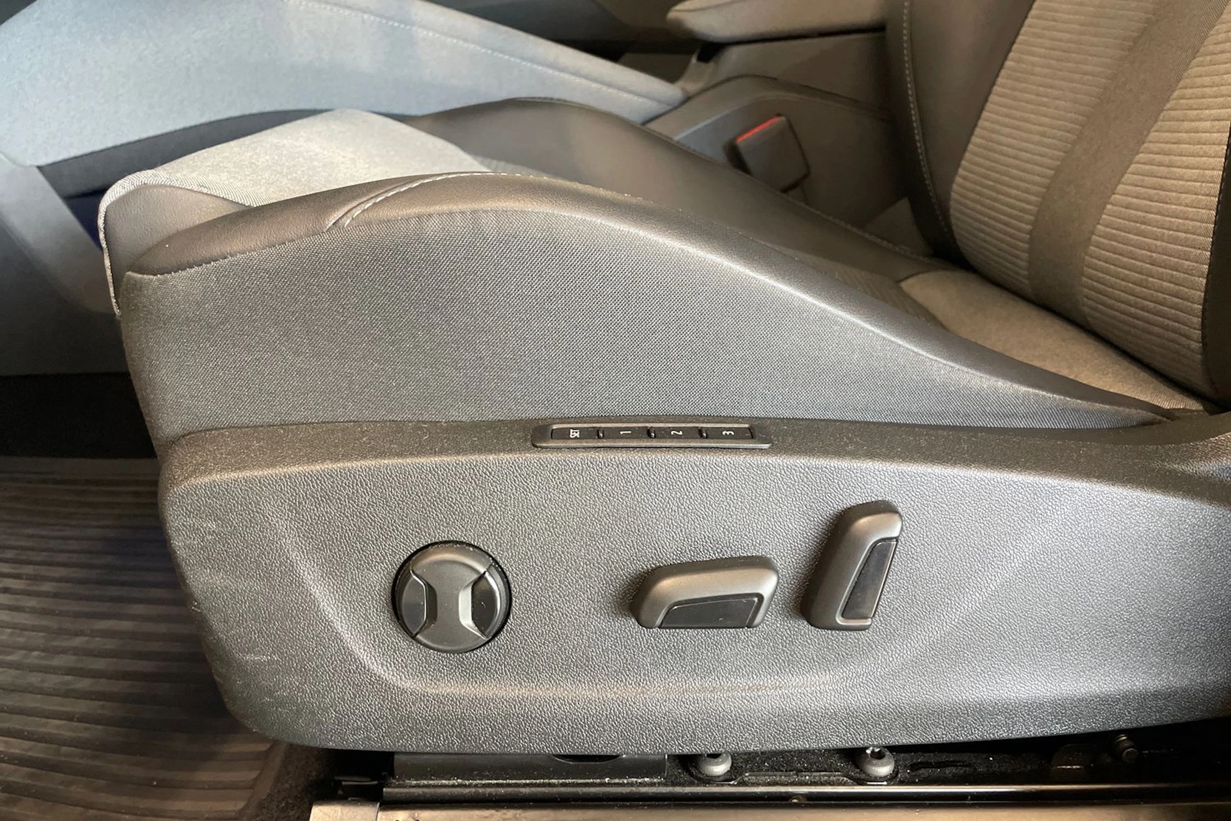harmaa Skoda Enyaq 2024 kuva 19.