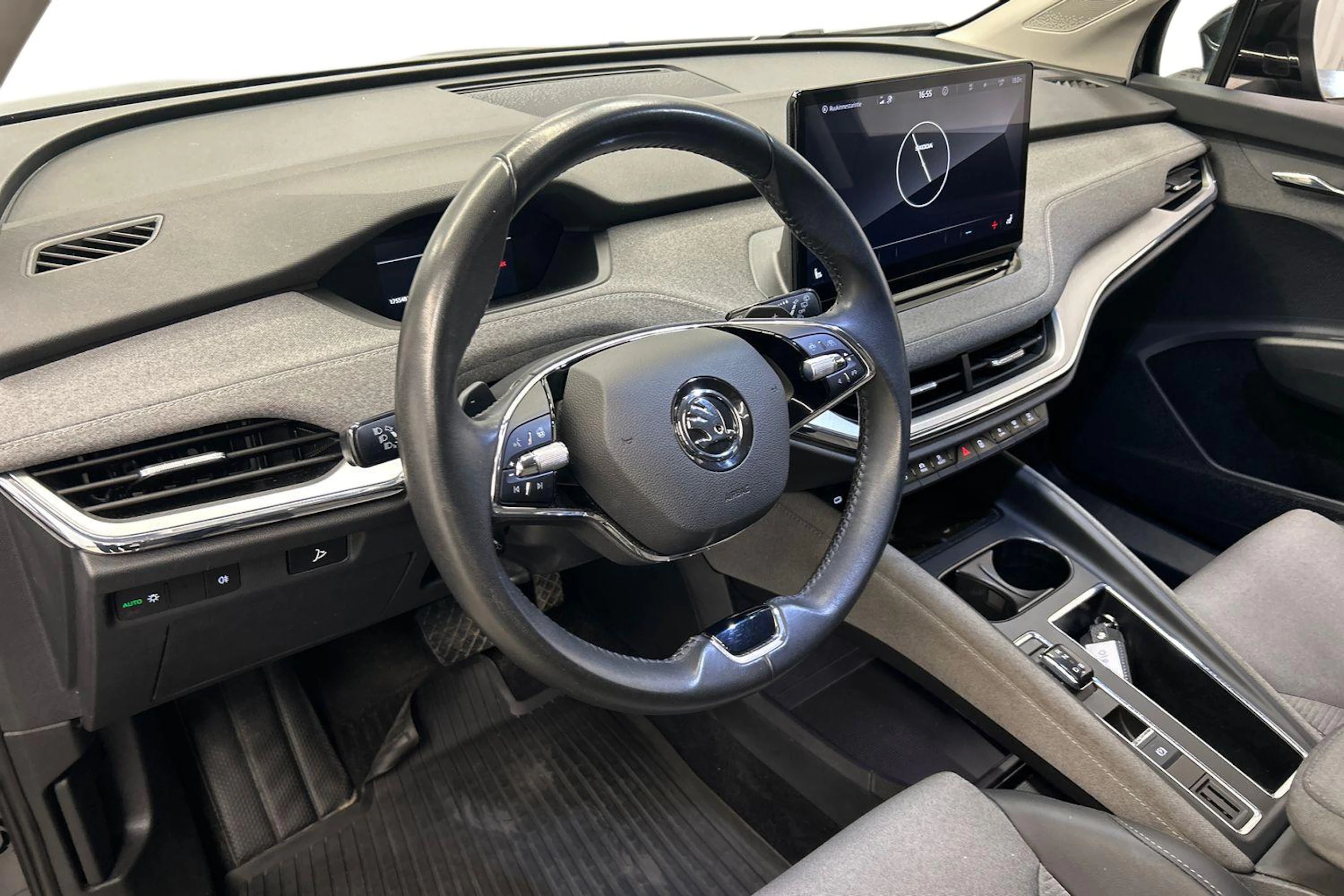 musta Skoda Enyaq 2023 kuva 8.