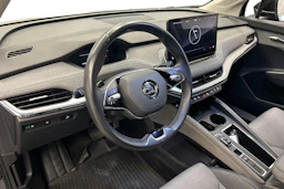 musta Skoda Enyaq 2023 kuva 8.