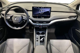 musta Skoda Enyaq 2023 kuva 9.