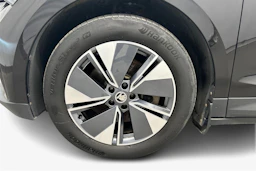 musta Skoda Enyaq 2023 kuva 12.