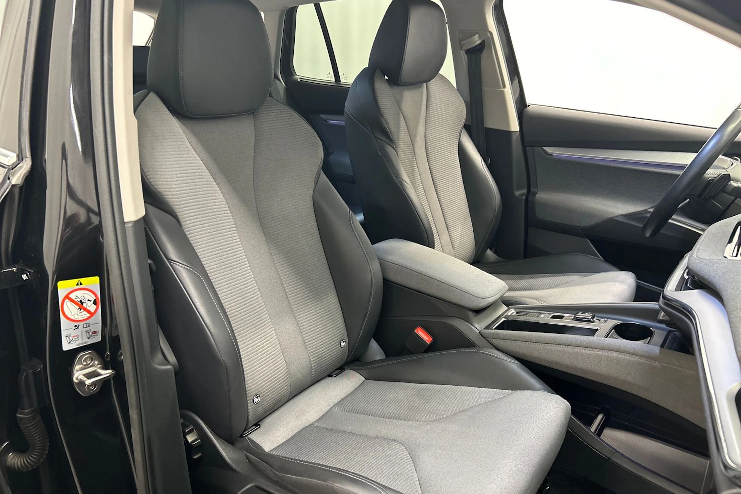 musta Skoda Enyaq 2023 kuva 15.