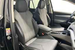 musta Skoda Enyaq 2023 kuva 15.