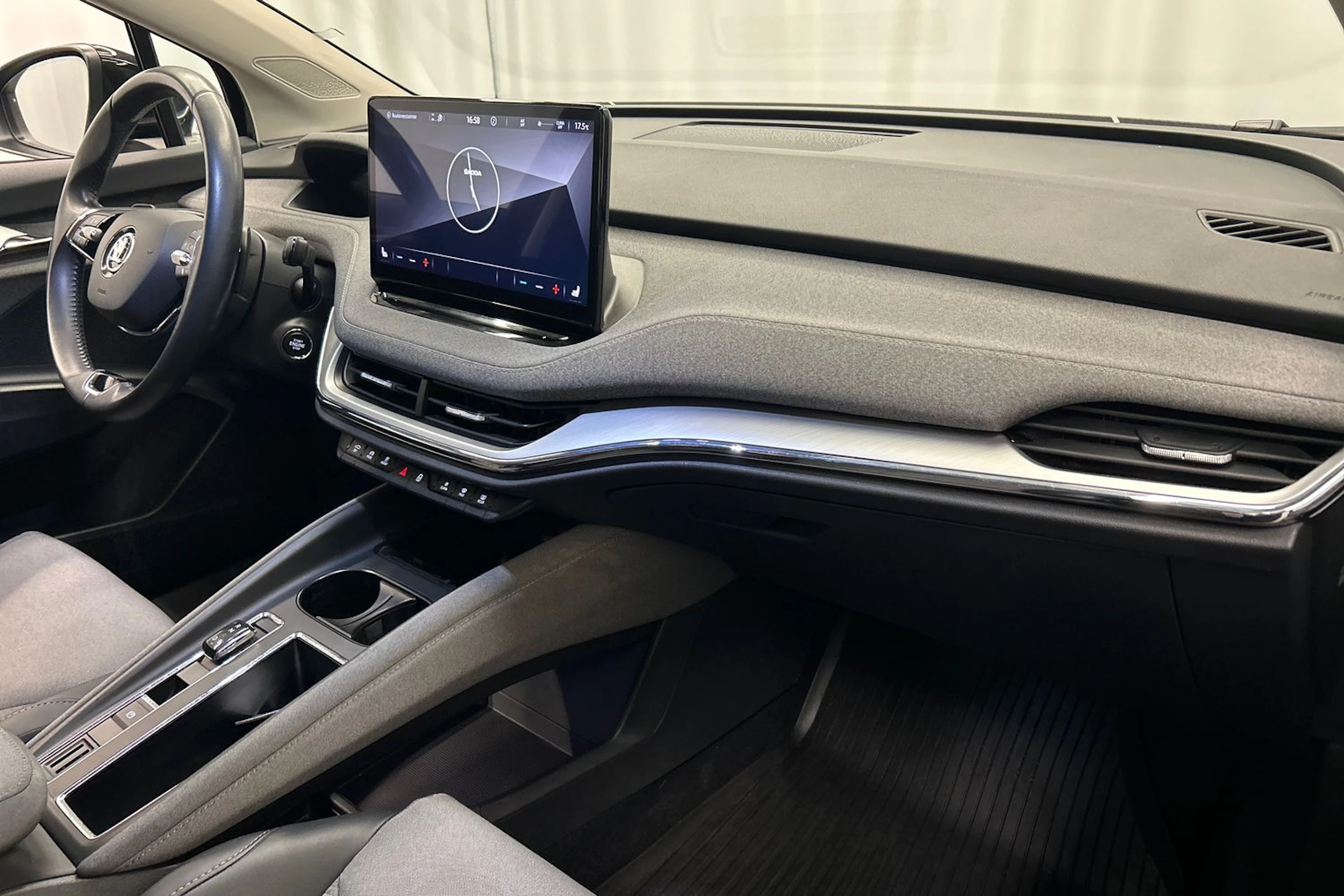 musta Skoda Enyaq 2023 kuva 16.