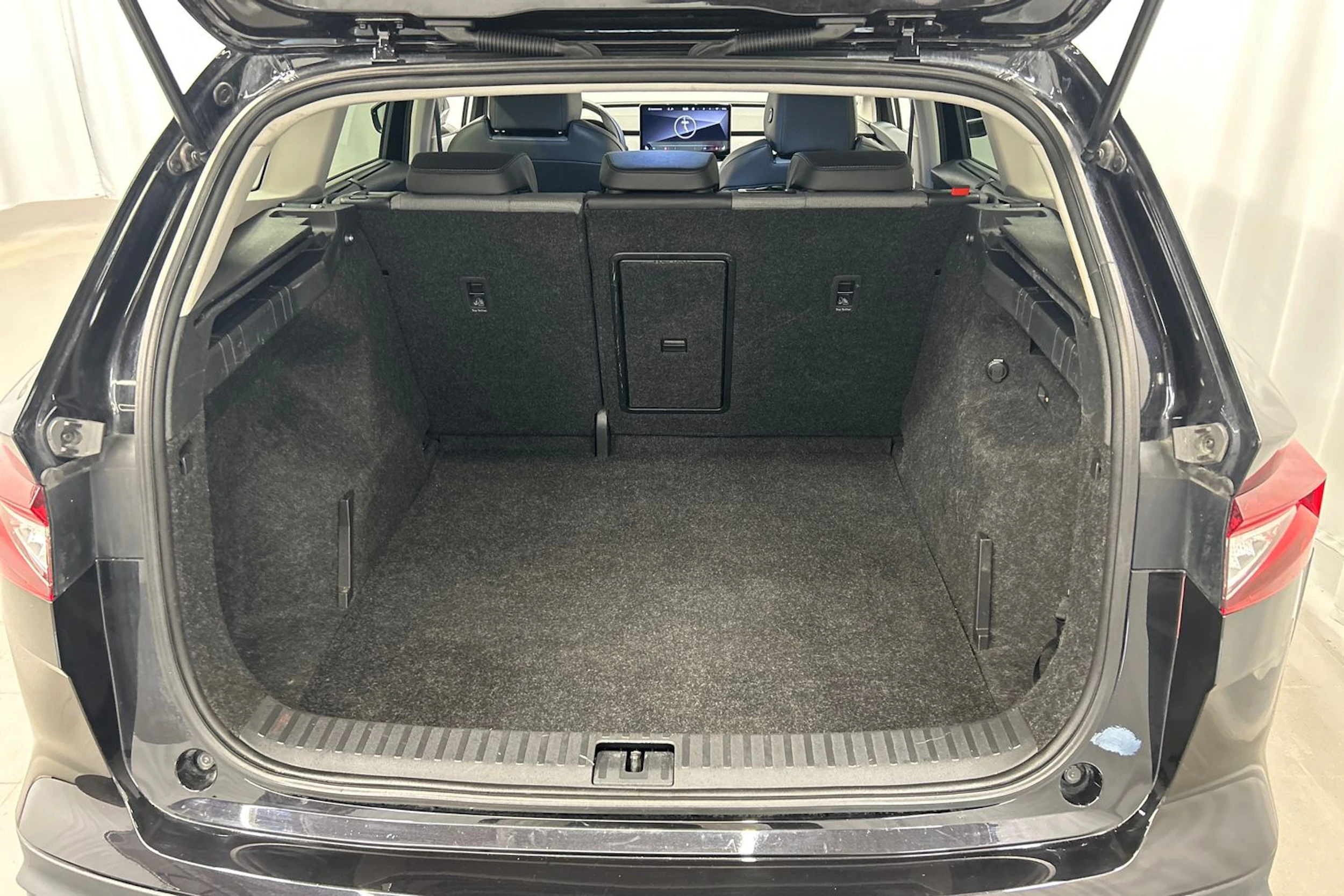 musta Skoda Enyaq 2023 kuva 17.