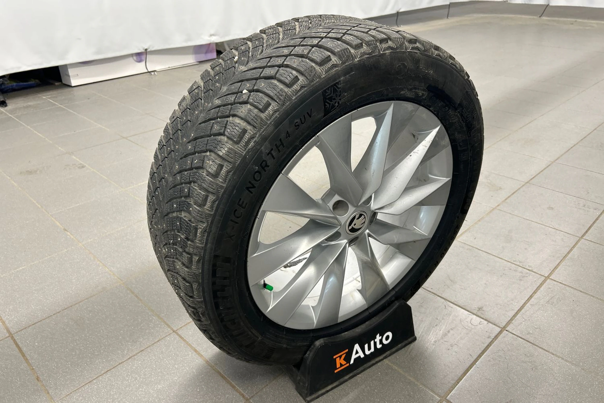 musta Skoda Enyaq 2023 kuva 19.
