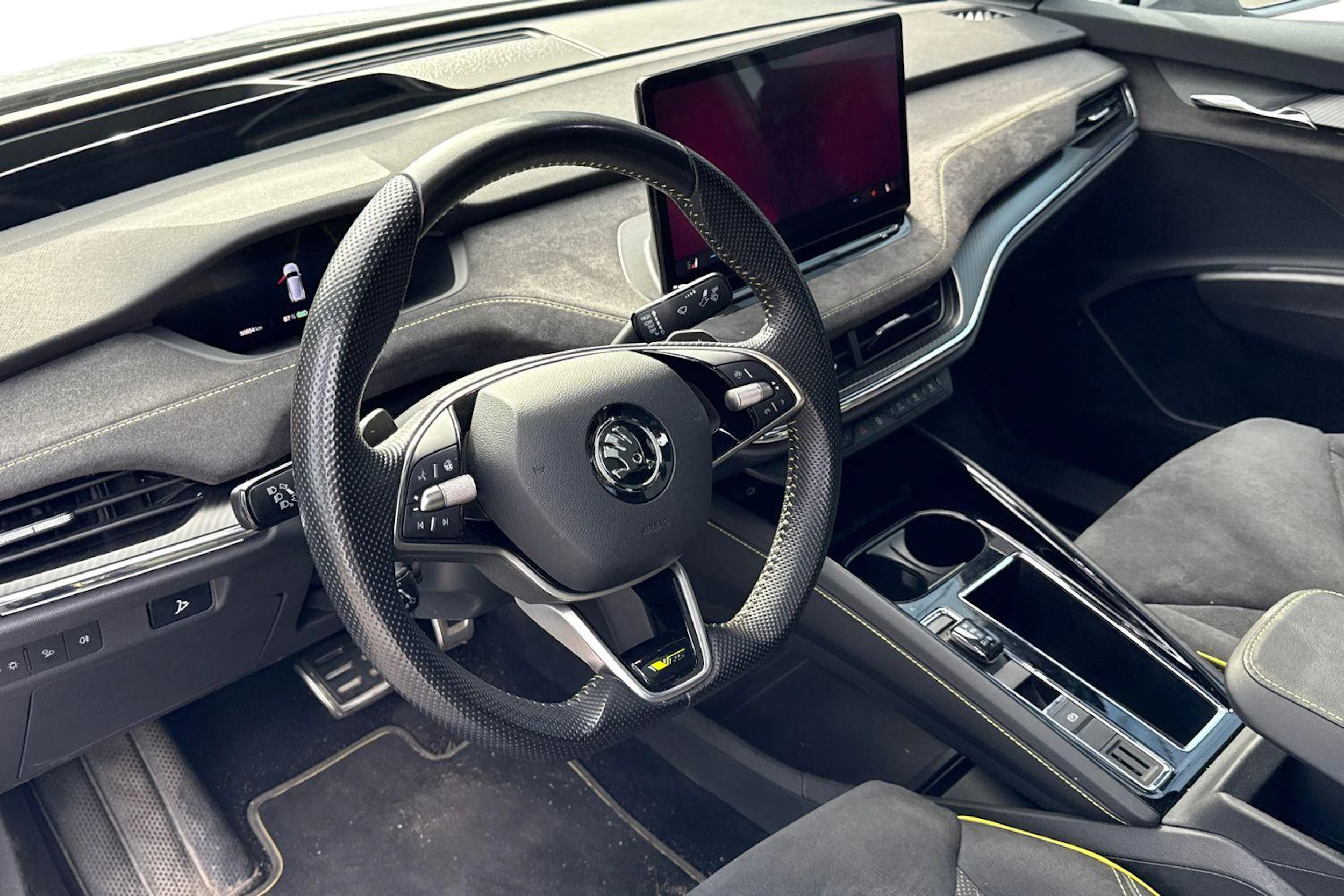 valkoinen Skoda Enyaq 2024 kuva 3.
