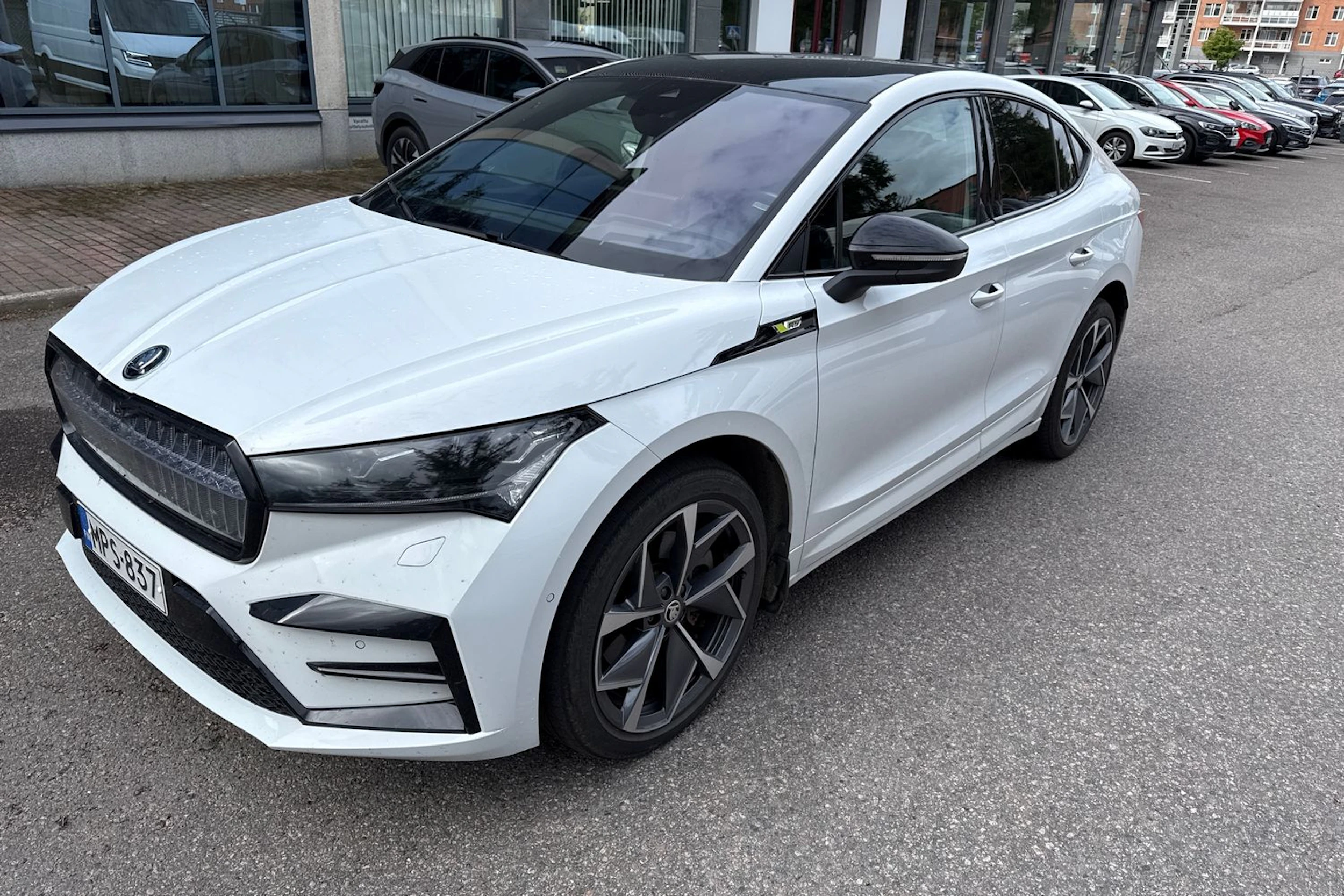 valkoinen Skoda Enyaq 2024 kuva 4.