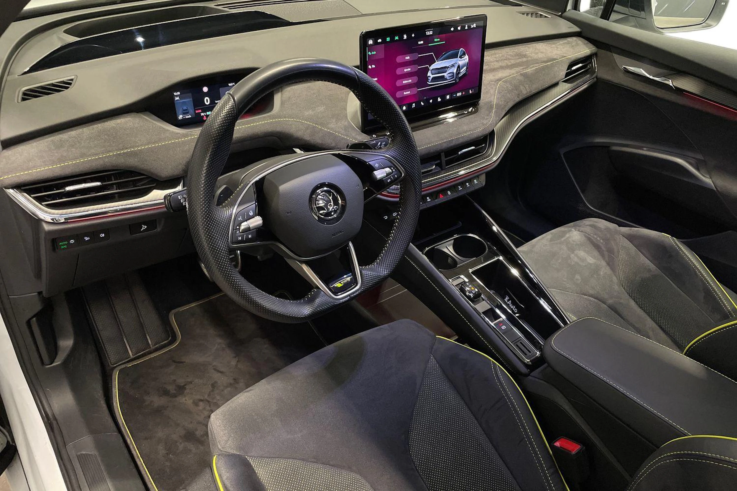 valkoinen Skoda Enyaq 2024 kuva 6.