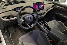 valkoinen Skoda Enyaq 2024 kuva 6.