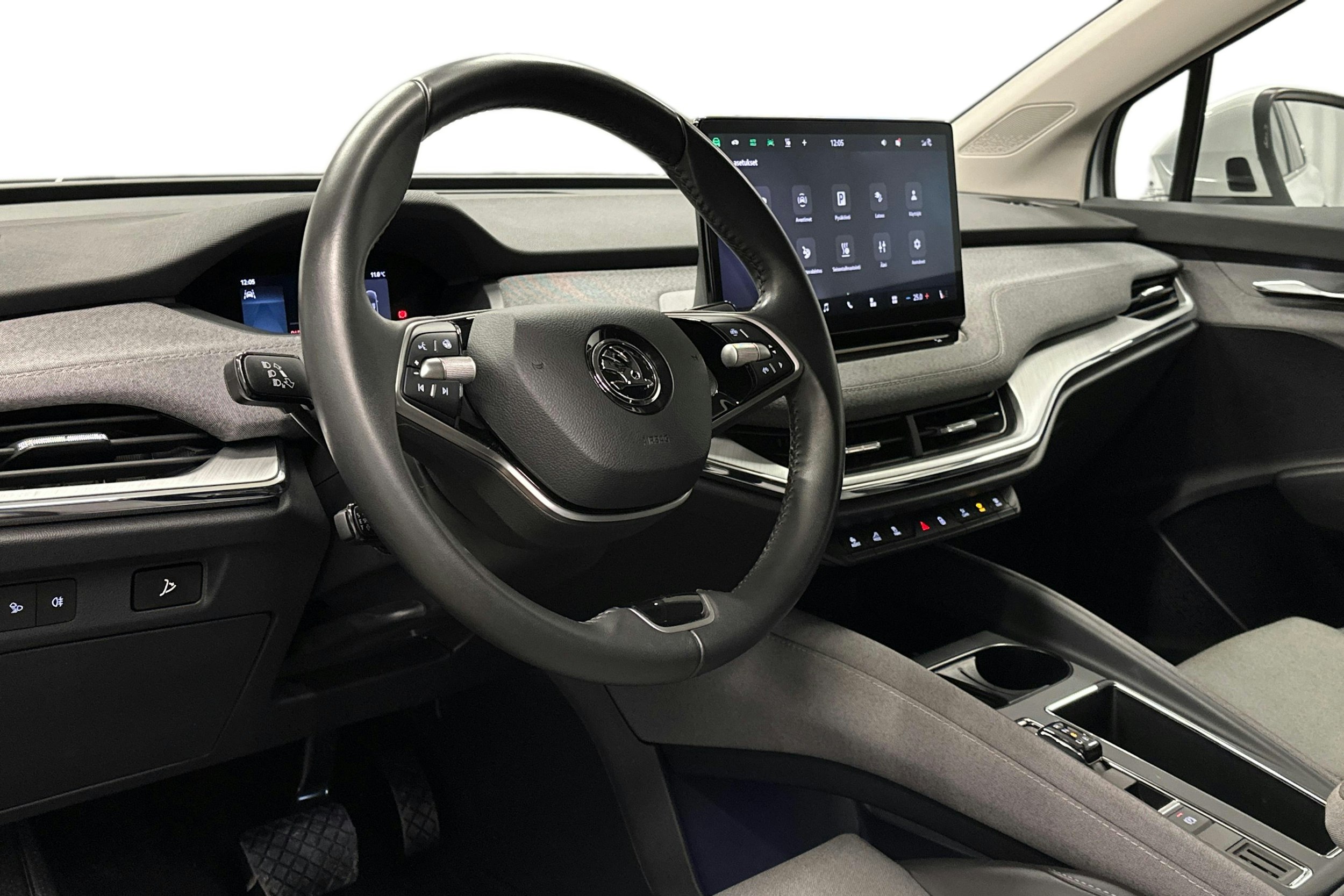 valkoinen Skoda Enyaq 2024 kuva 7.