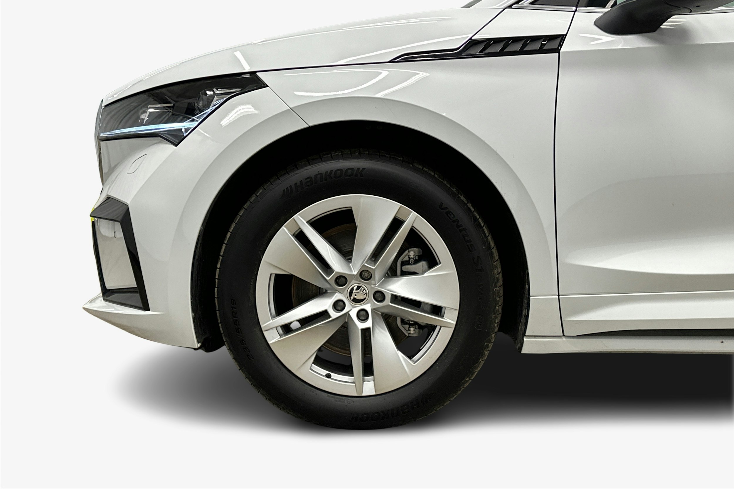 valkoinen Skoda Enyaq 2024 kuva 11.