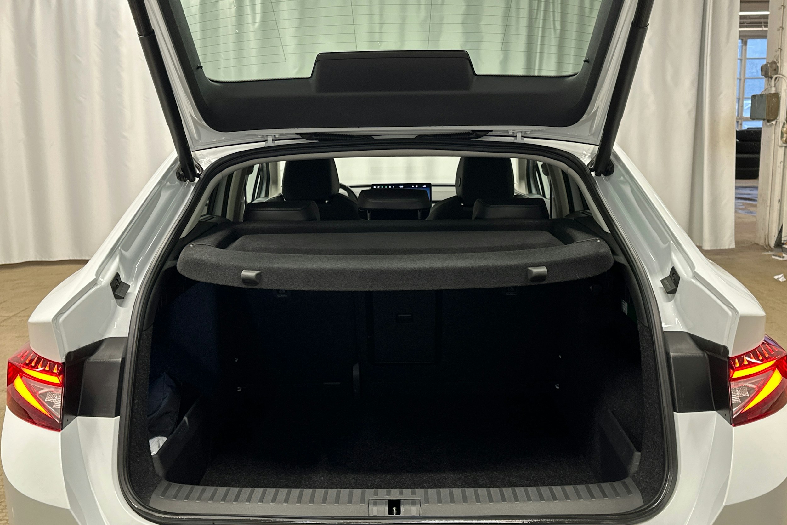 valkoinen Skoda Enyaq 2024 kuva 14.