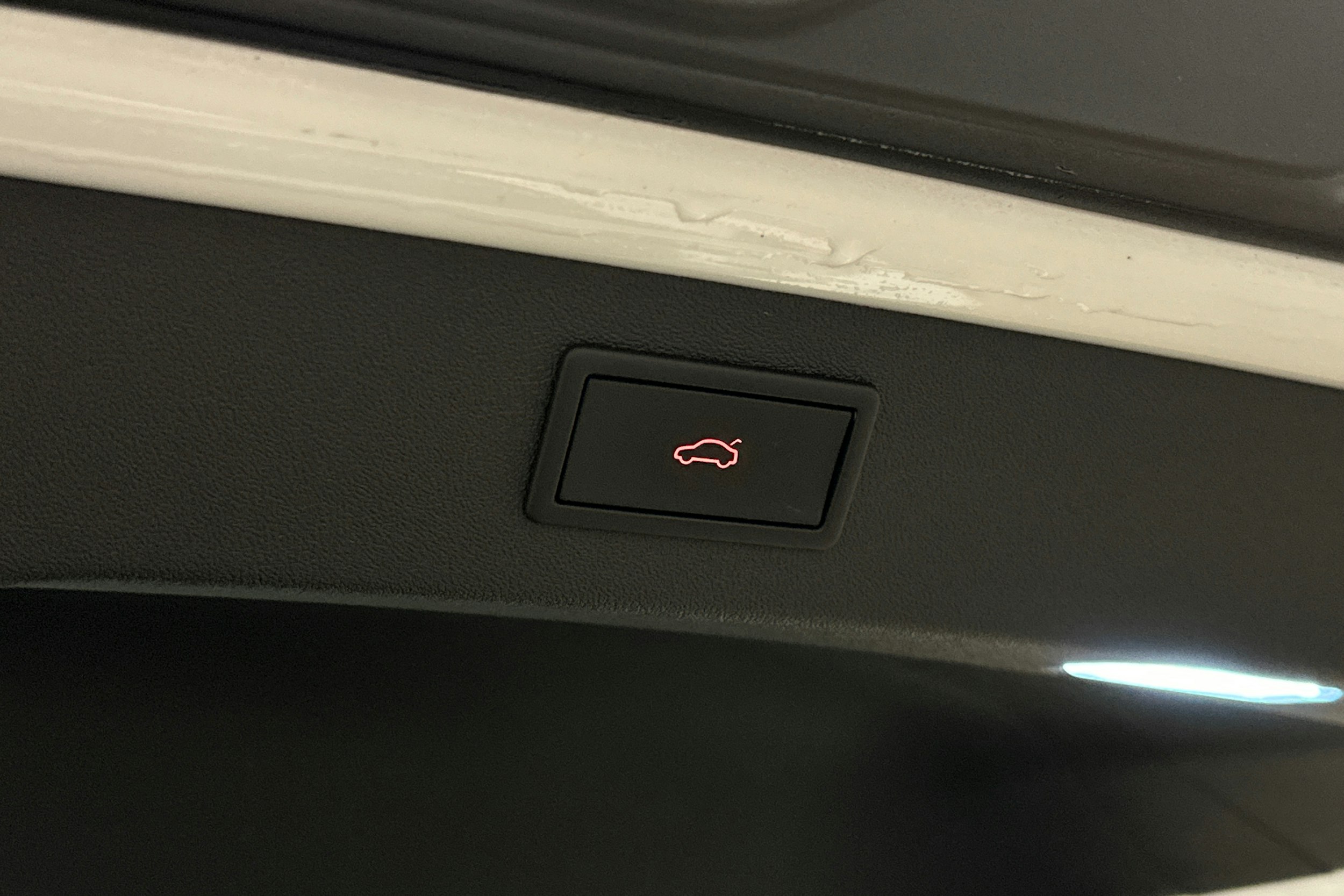 valkoinen Skoda Enyaq 2024 kuva 15.