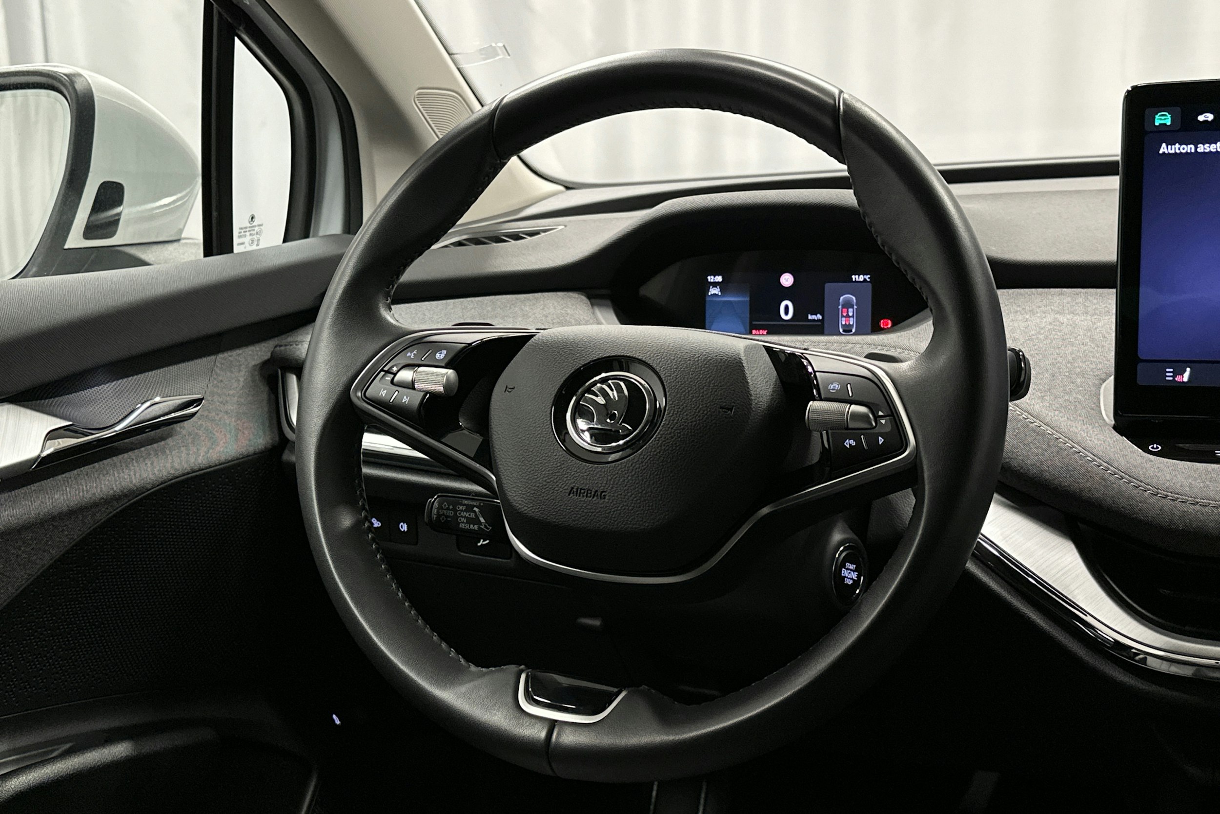 valkoinen Skoda Enyaq 2024 kuva 16.