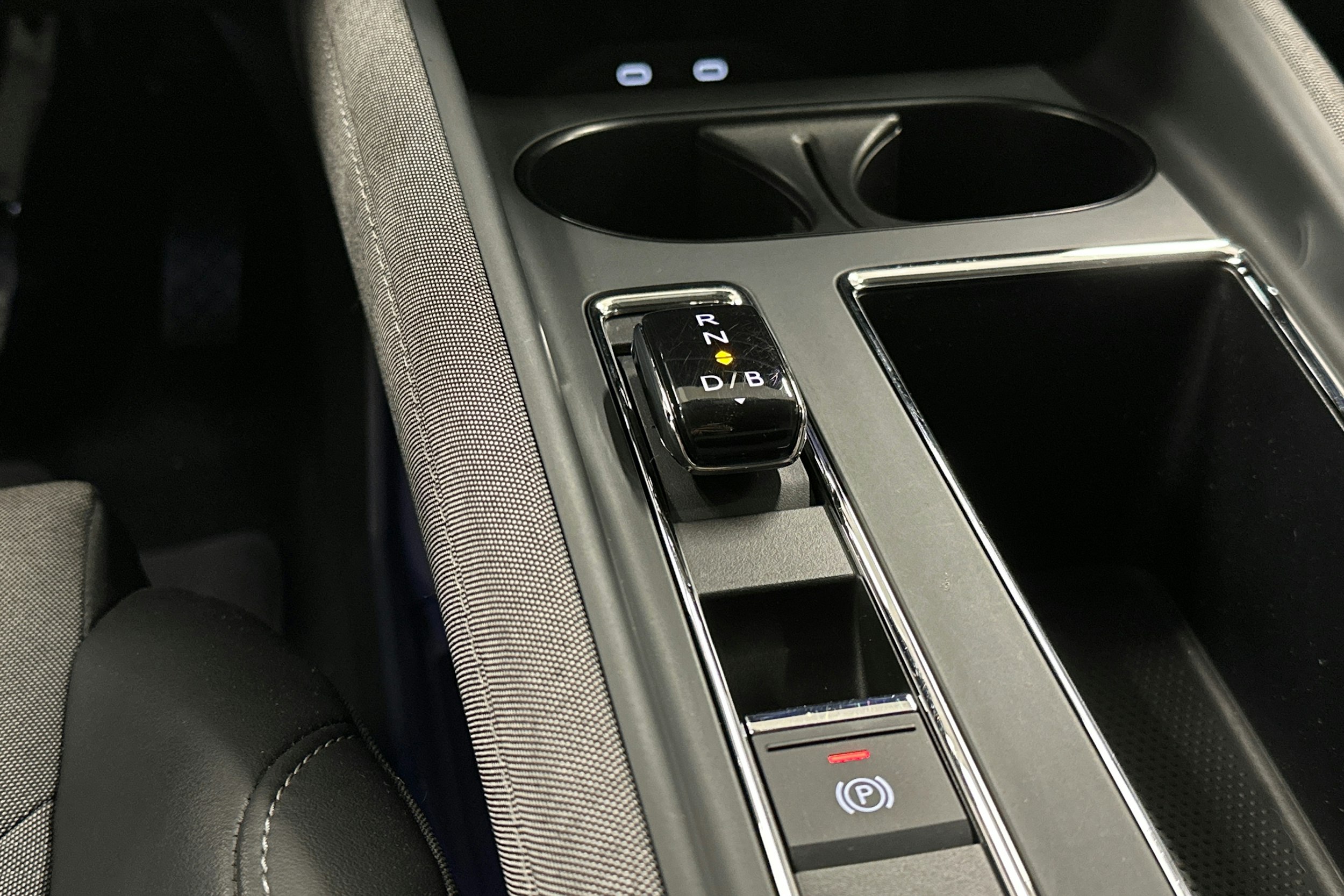 valkoinen Skoda Enyaq 2024 kuva 17.