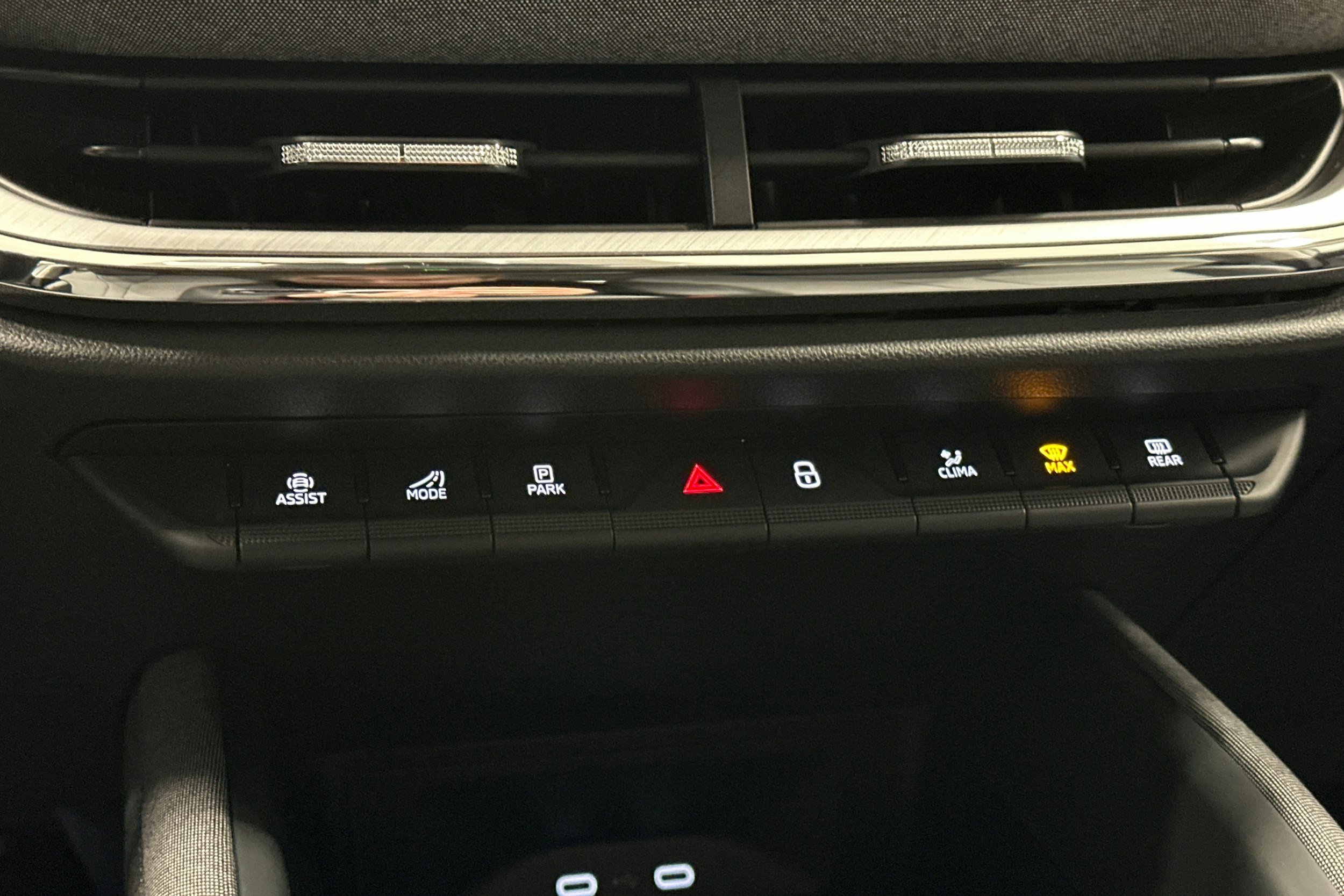 valkoinen Skoda Enyaq 2024 kuva 18.