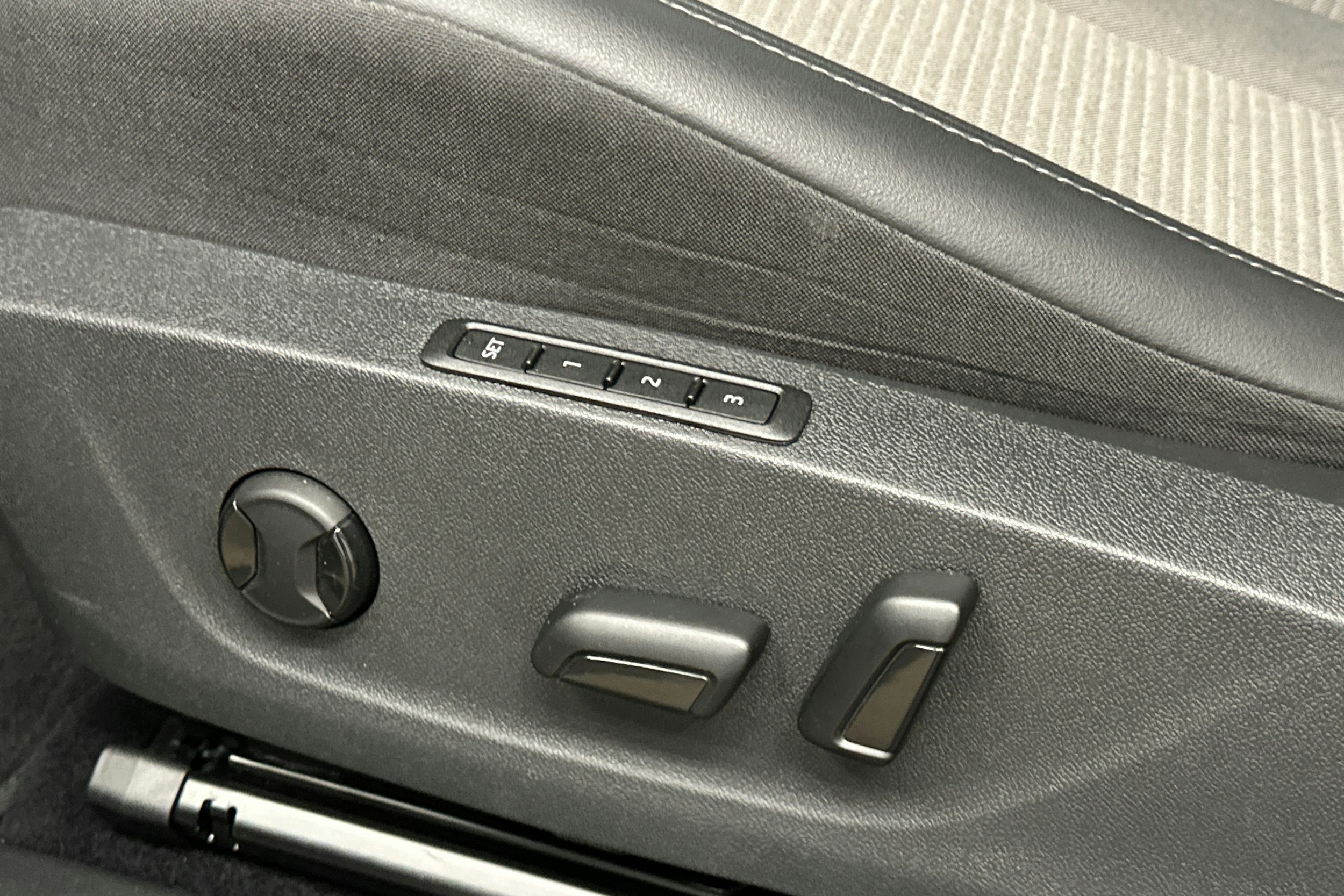 valkoinen Skoda Enyaq 2024 kuva 19.