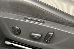 valkoinen Skoda Enyaq 2024 kuva 19.