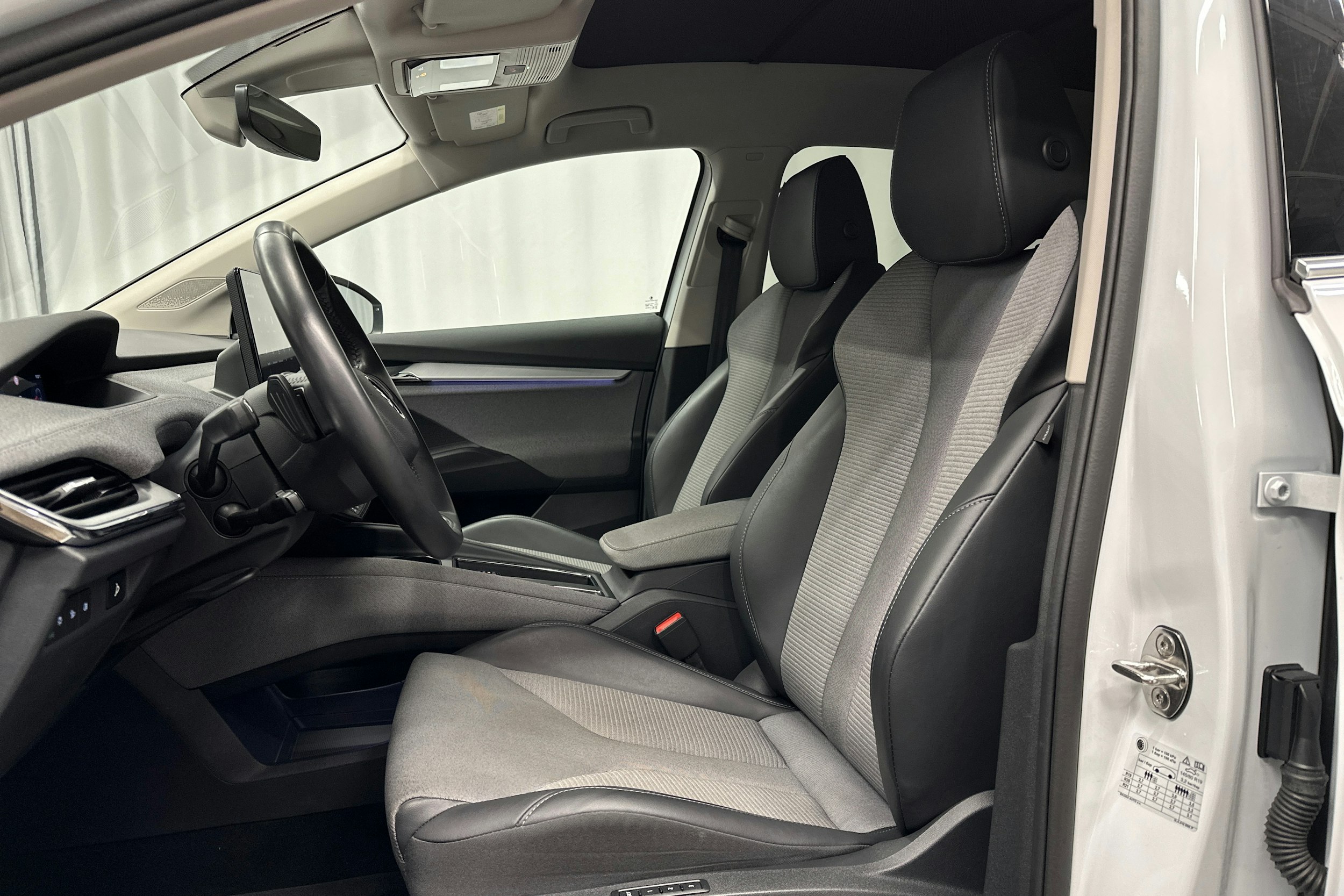 valkoinen Skoda Enyaq 2024 kuva 20.