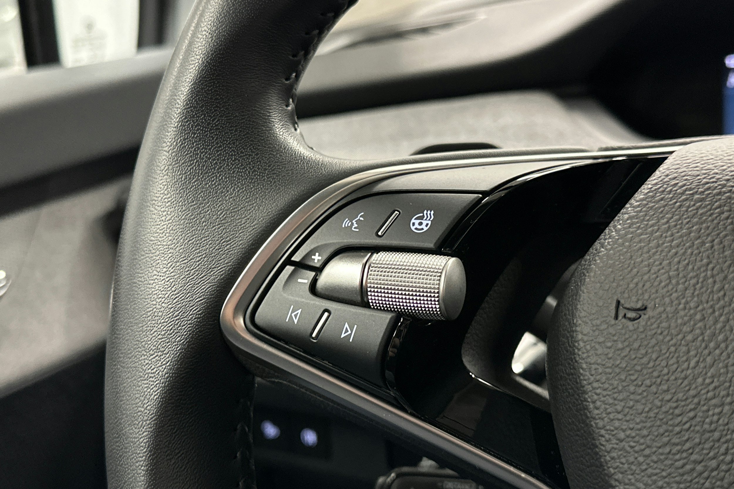 valkoinen Skoda Enyaq 2024 kuva 21.