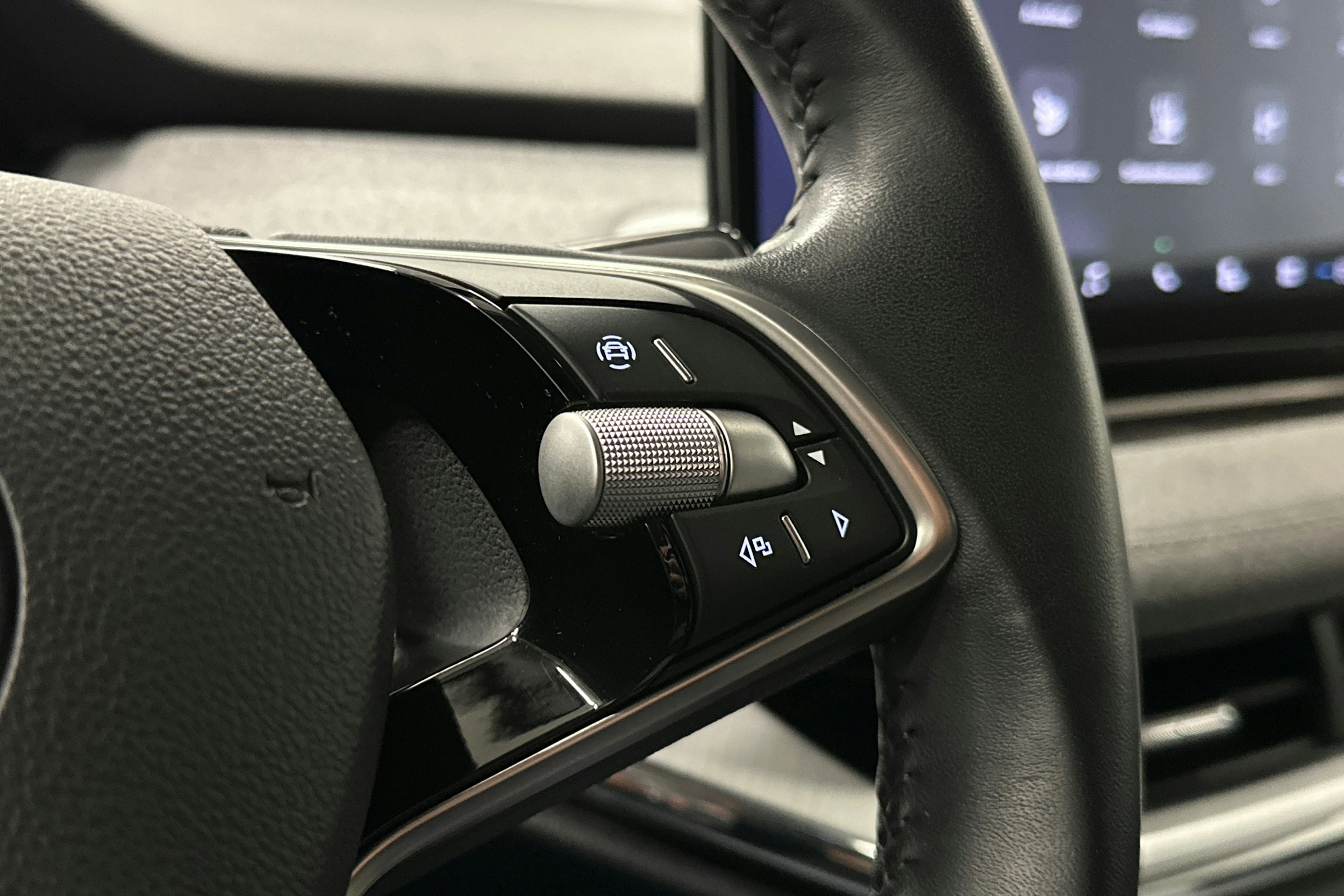 valkoinen Skoda Enyaq 2024 kuva 22.