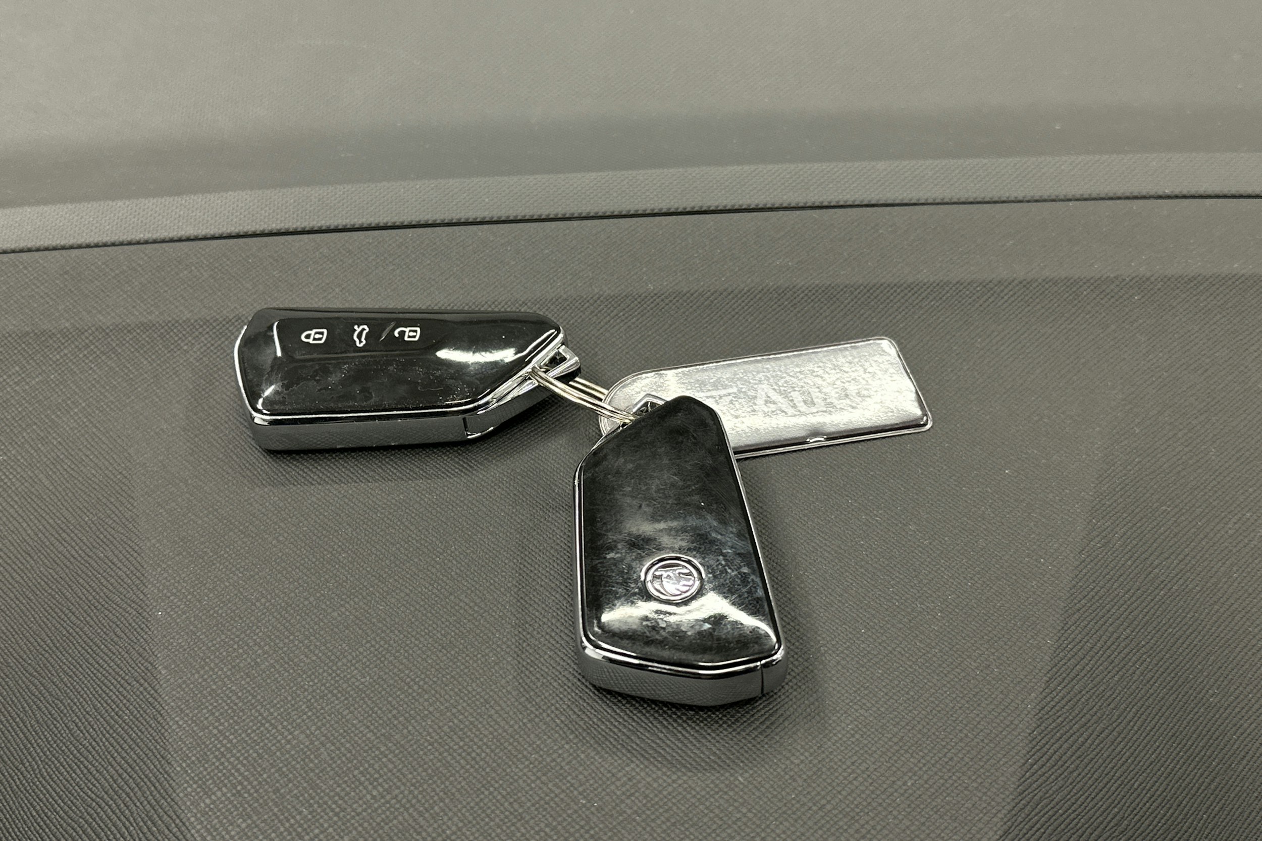 valkoinen Skoda Enyaq 2024 kuva 30.