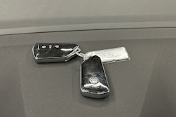 valkoinen Skoda Enyaq 2024 kuva 30.