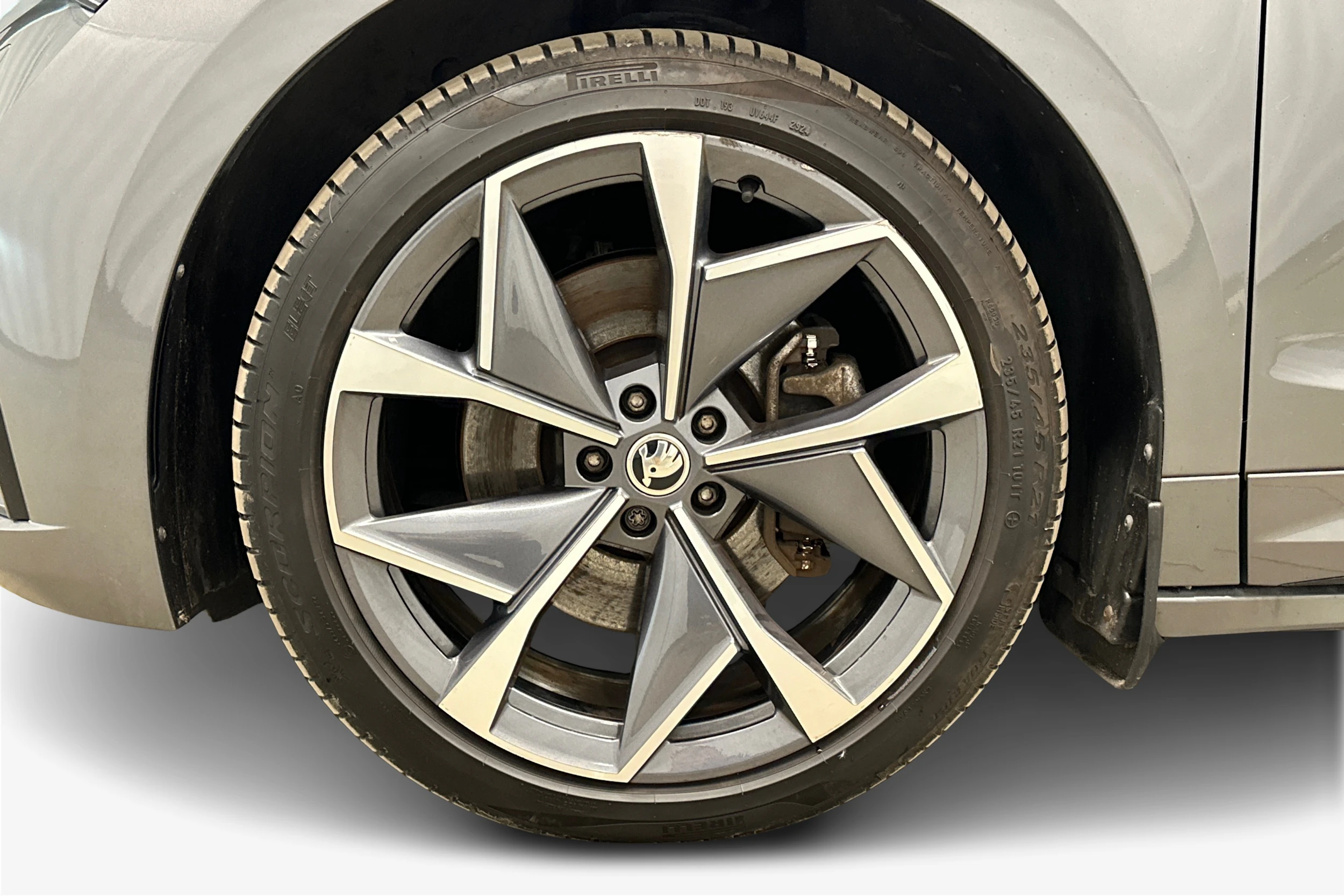 harmaa Skoda Enyaq 2024 kuva 9.