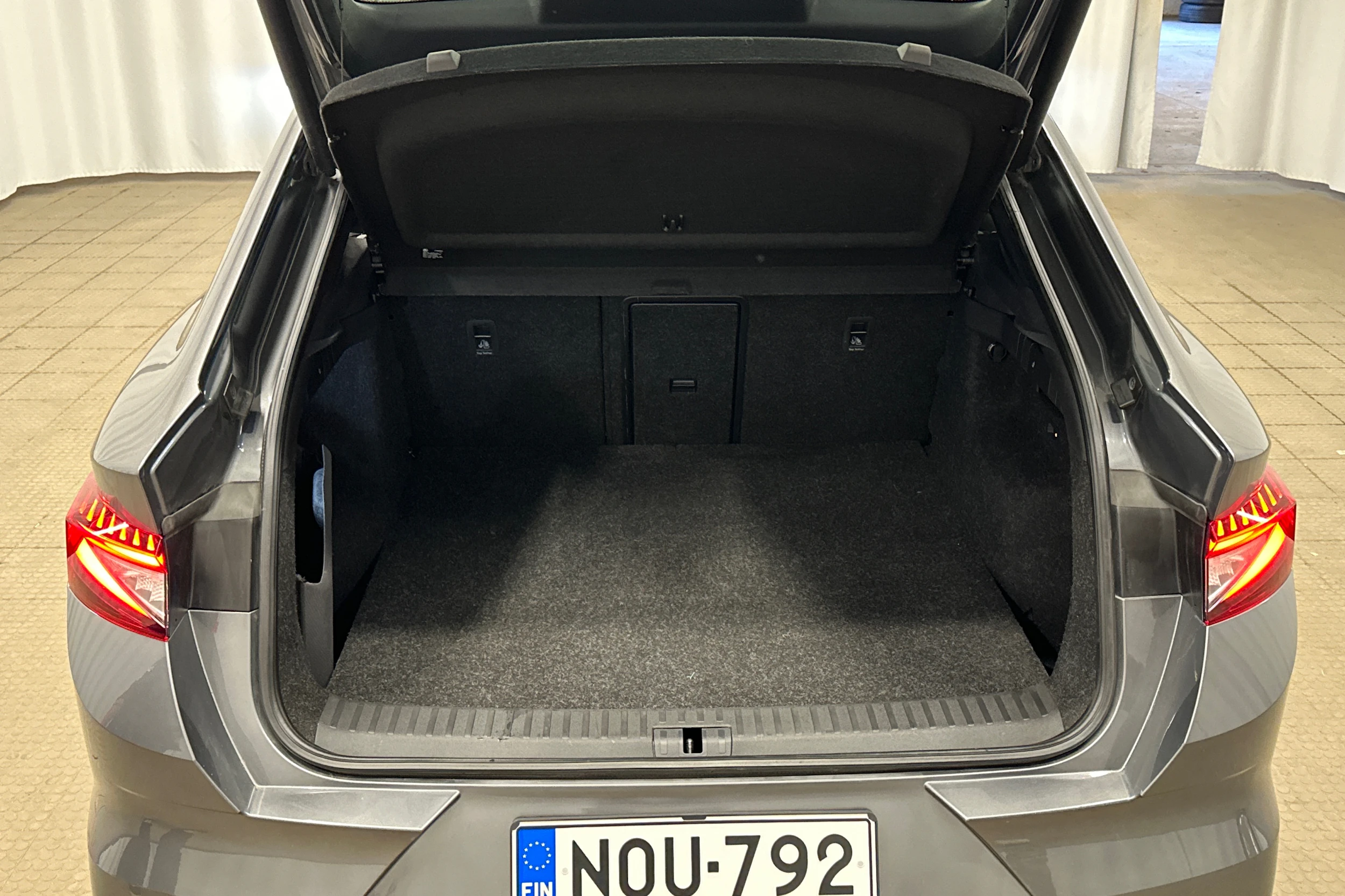 harmaa Skoda Enyaq 2024 kuva 11.
