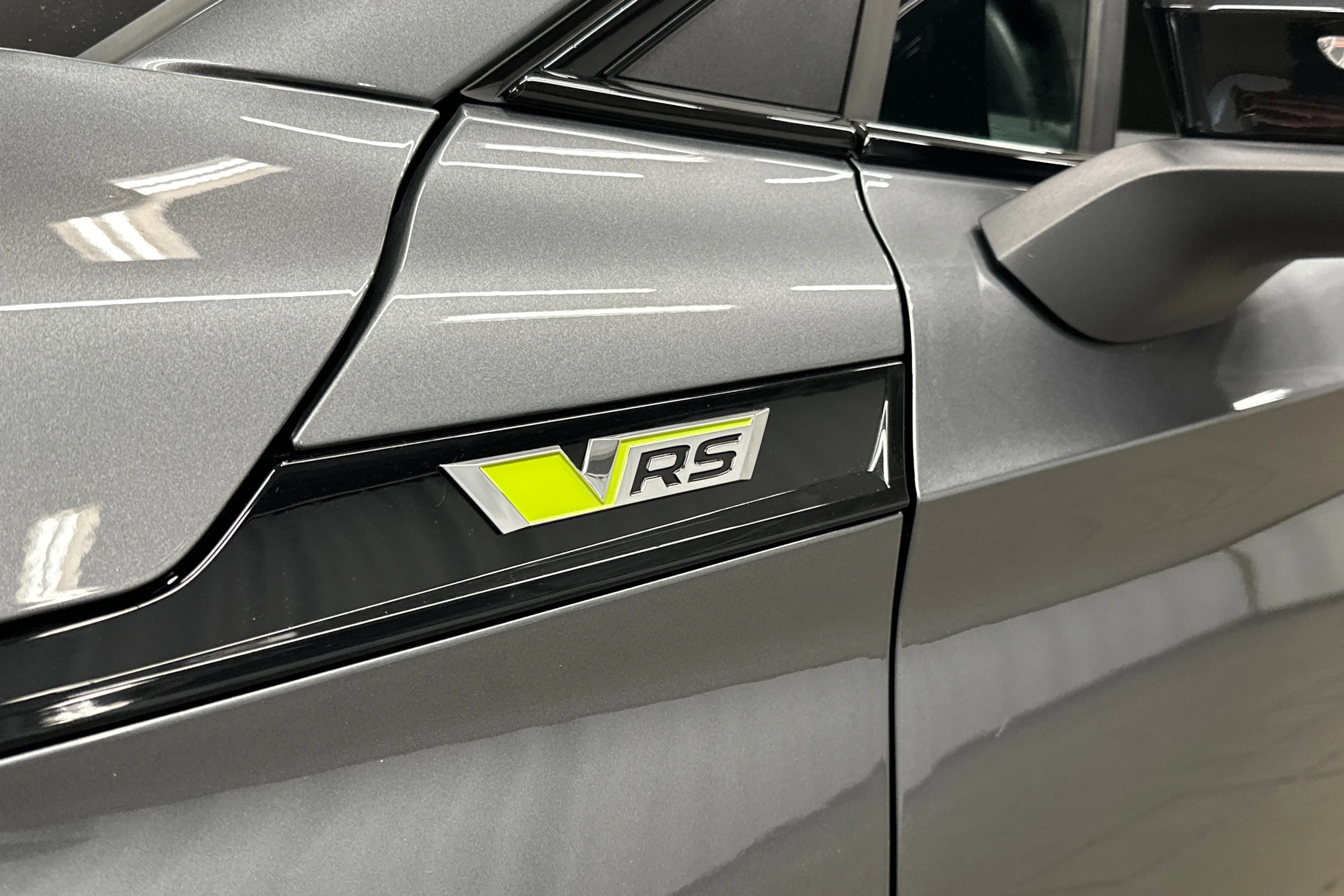 harmaa Skoda Enyaq 2024 kuva 32.