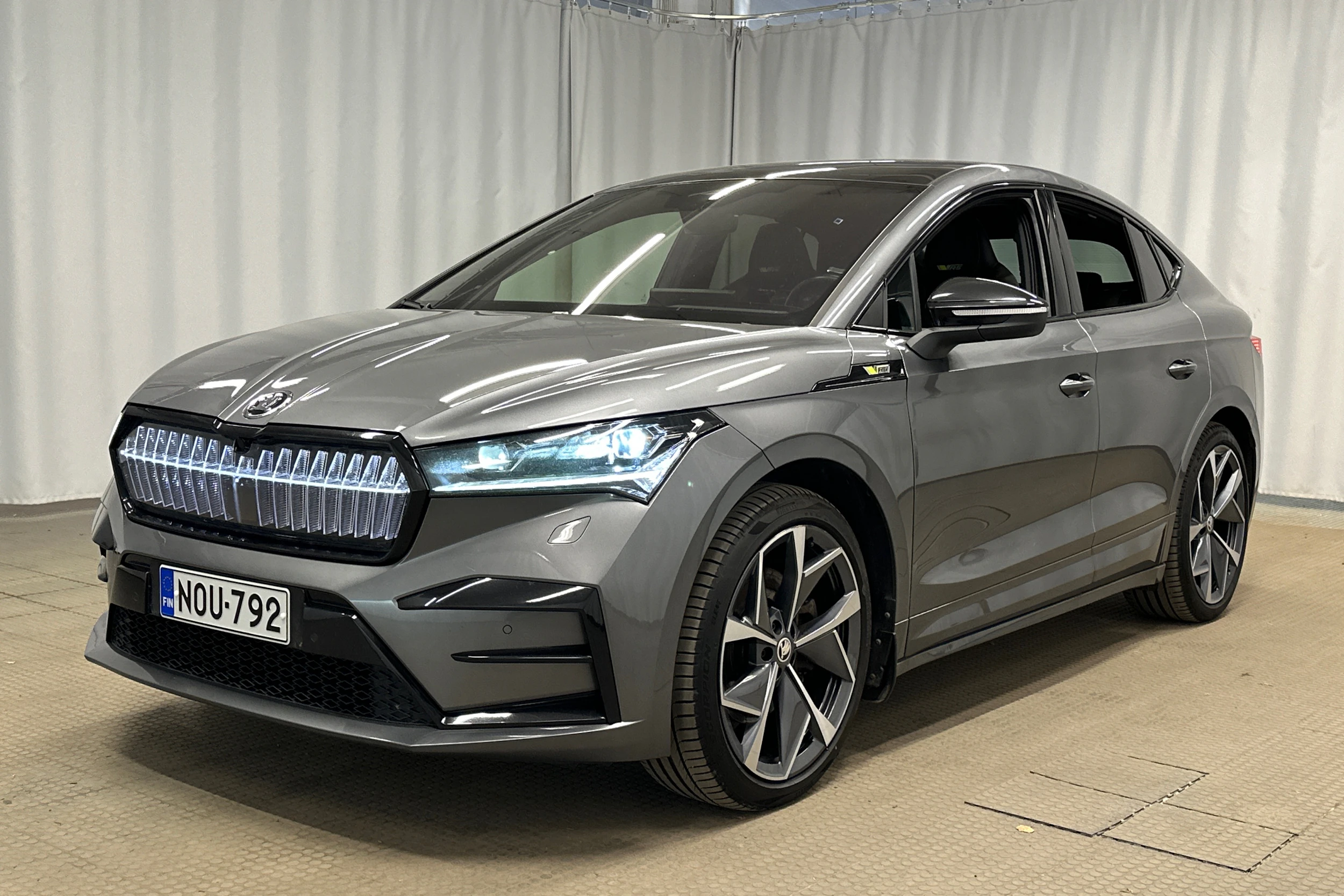 harmaa Skoda Enyaq 2024 kuva 33.