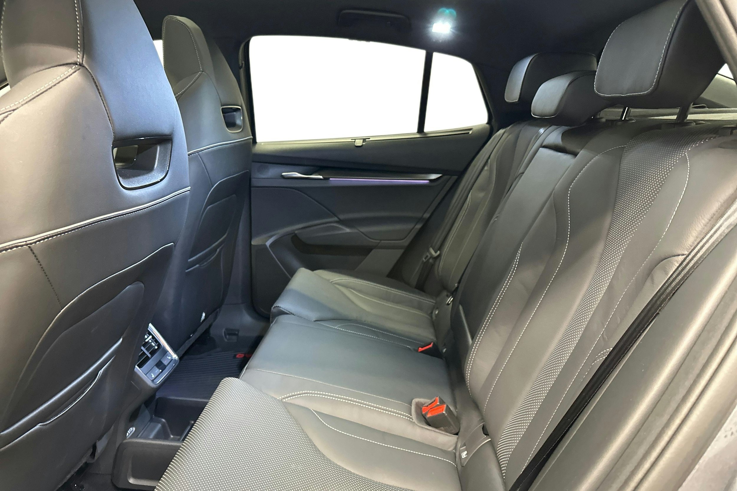 harmaa Skoda Enyaq 2024 kuva 10.