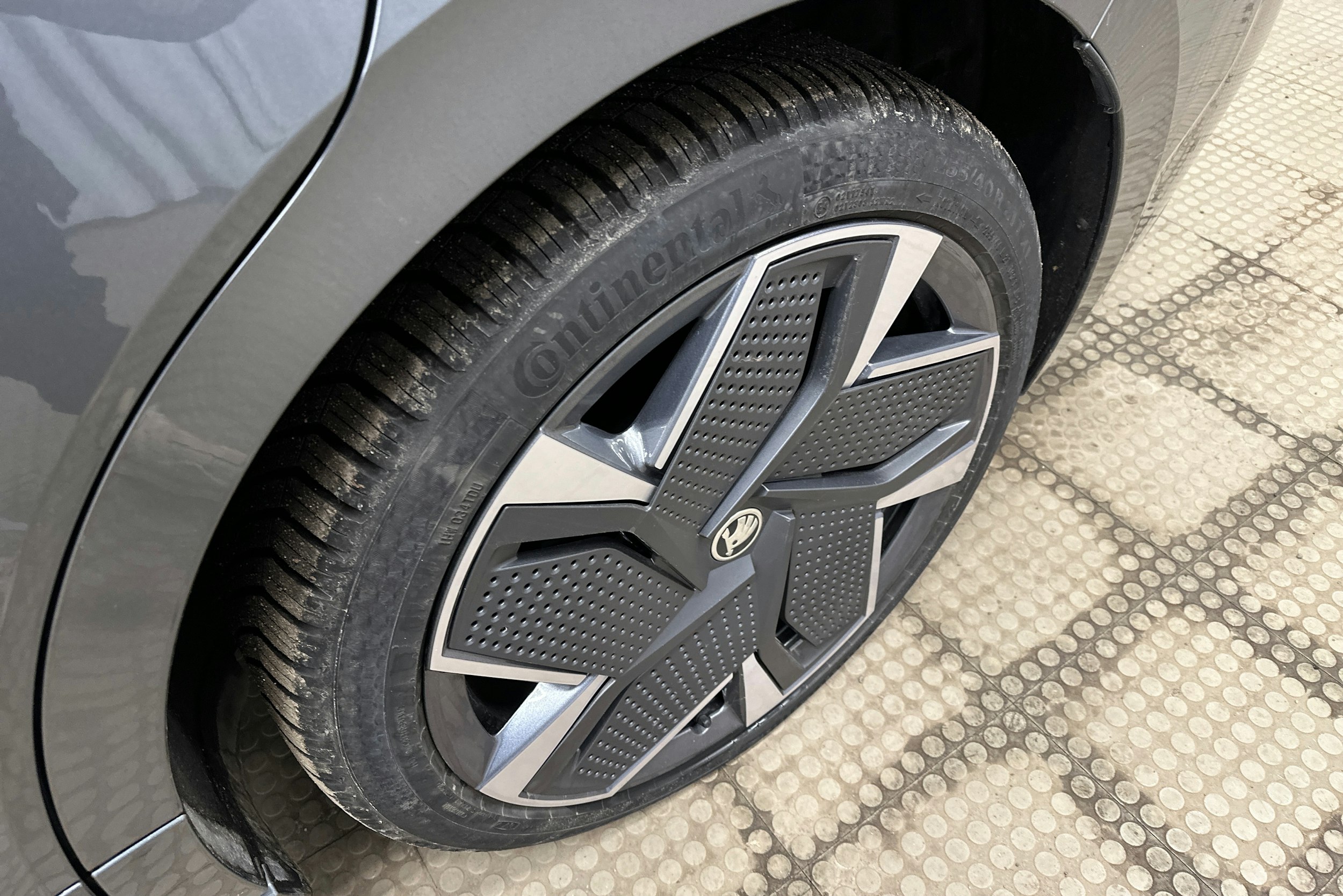 harmaa Skoda Enyaq 2024 kuva 13.