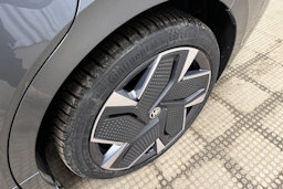 harmaa Skoda Enyaq 2024 kuva 13.