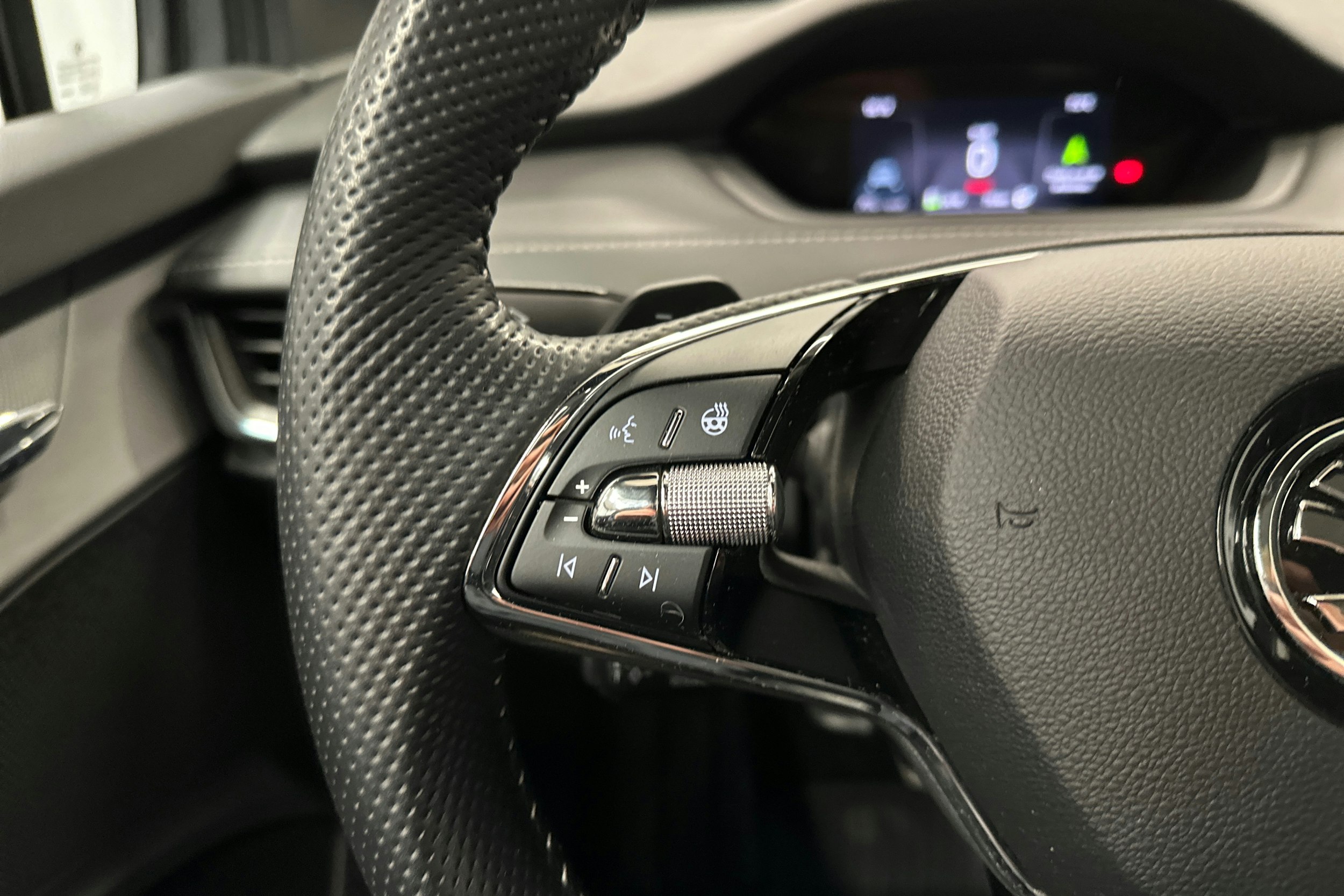 harmaa Skoda Enyaq 2024 kuva 14.