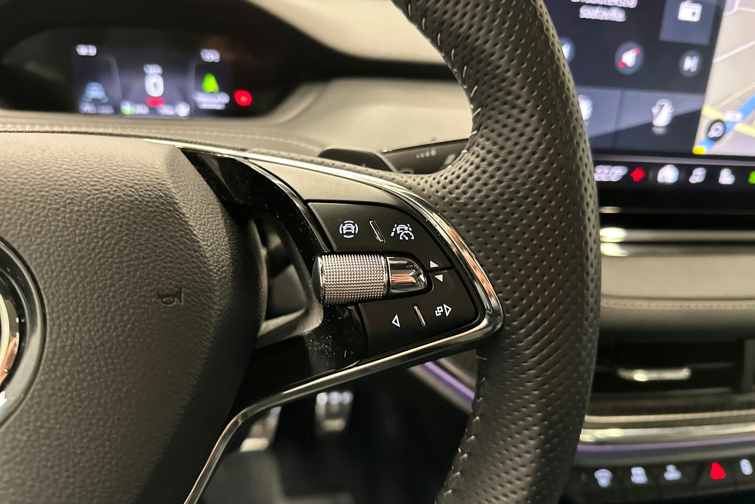 harmaa Skoda Enyaq 2024 kuva 15.